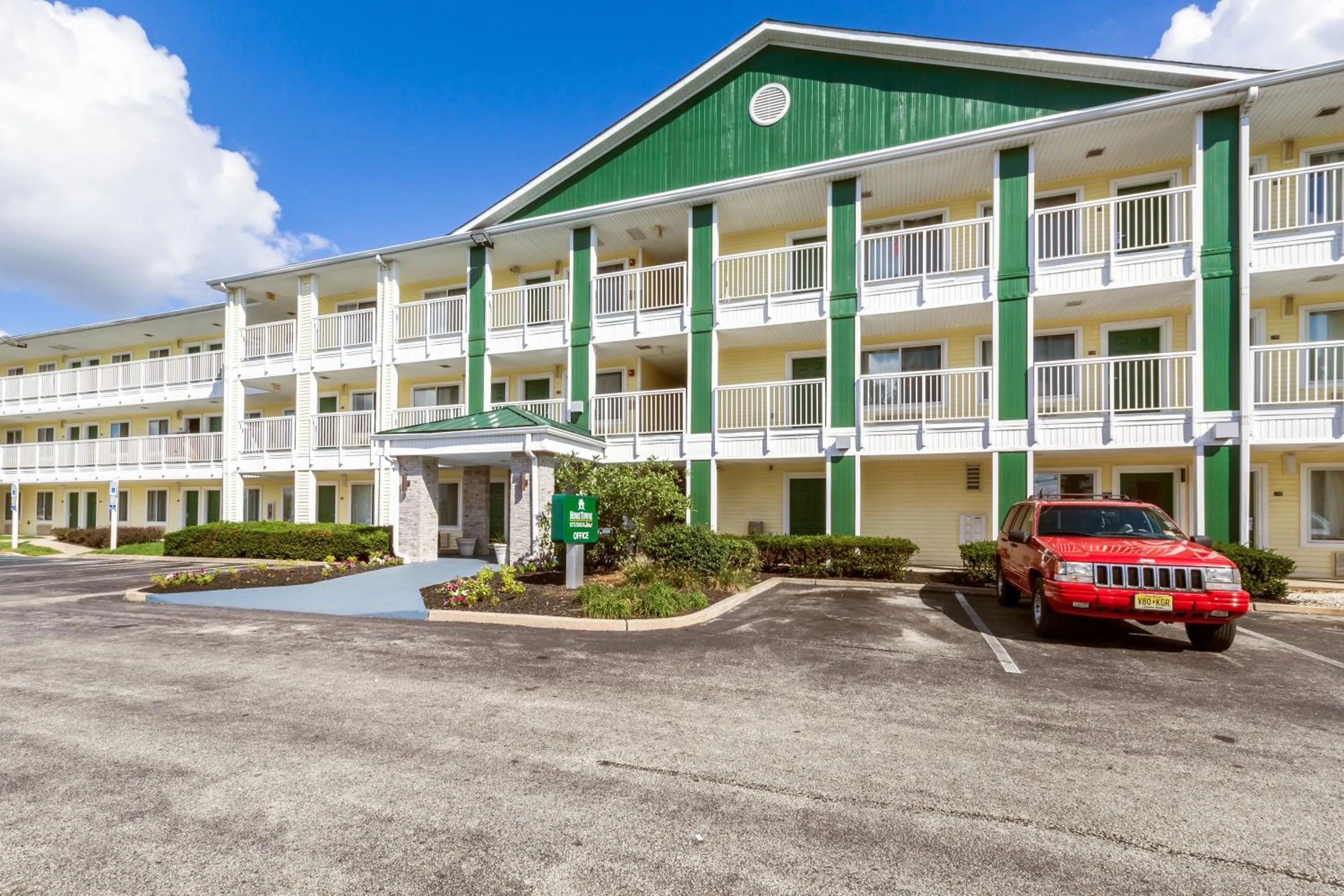 HomeTowne Studios by Red Roof Philadelphia - Maple Shade, NJ