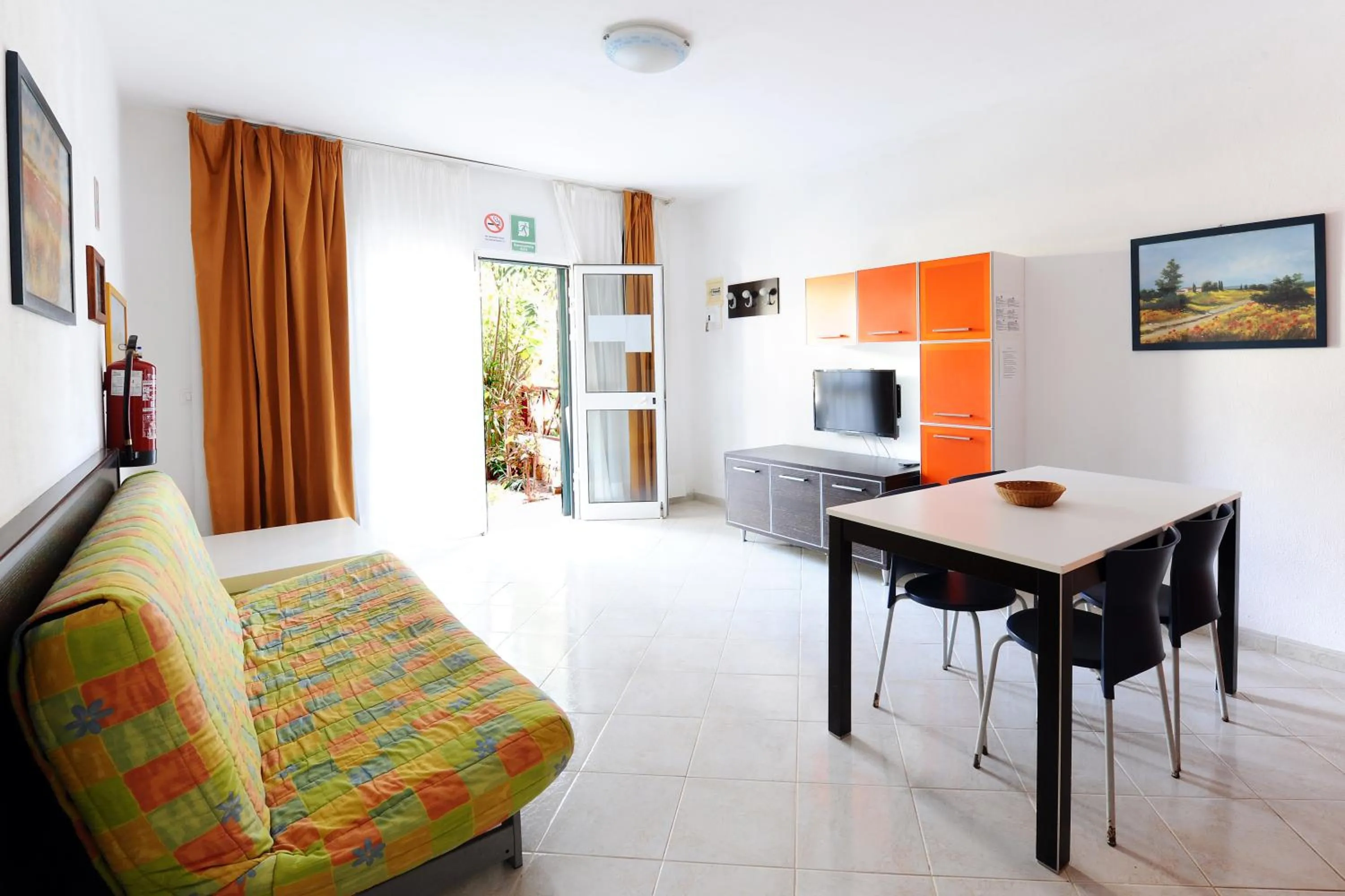 Dining area in Nautilus Aparthotel