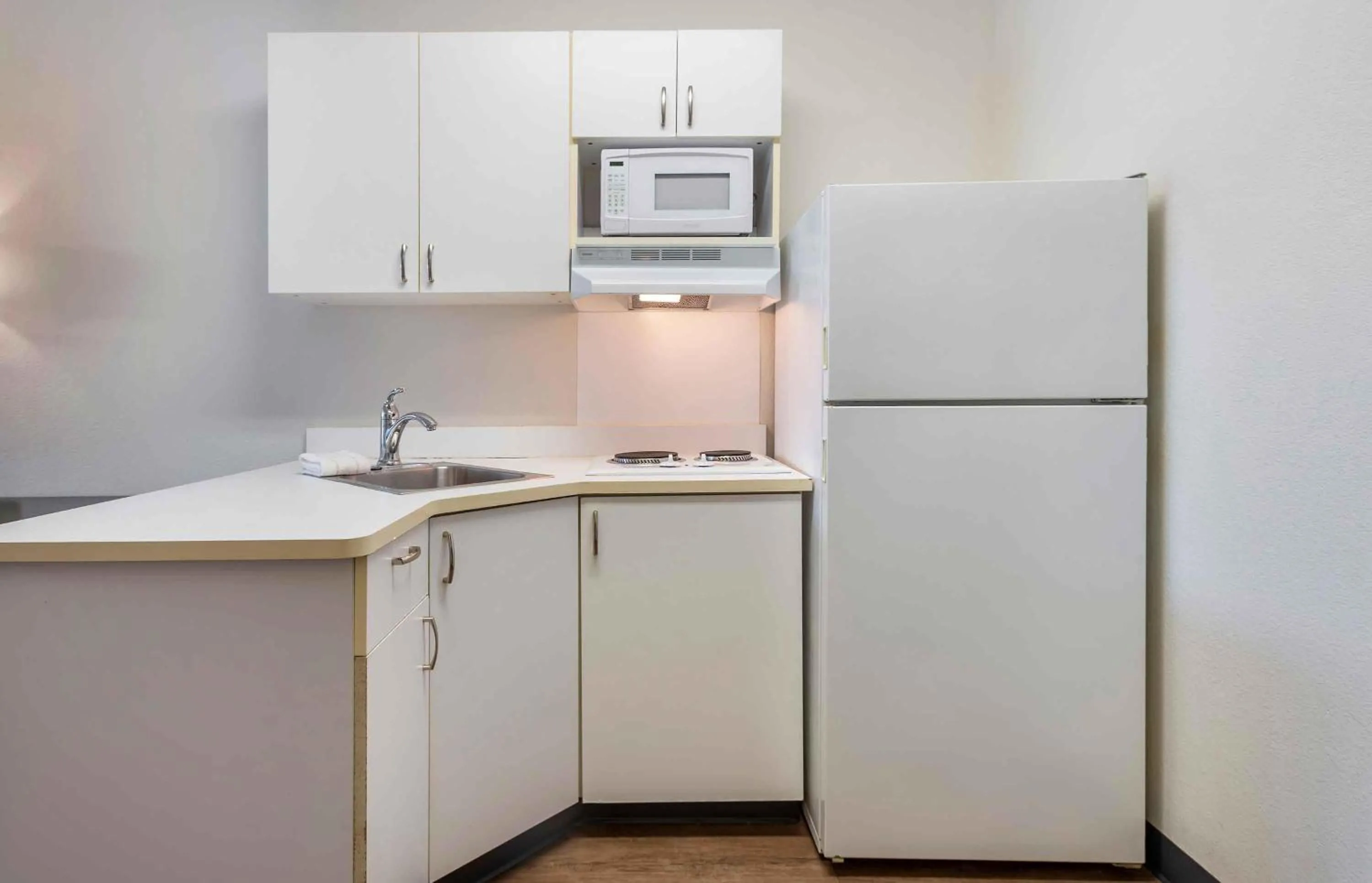 Kitchen or kitchenette in Extended Stay America Suites - Philadelphia - Plymouth Meeting - East