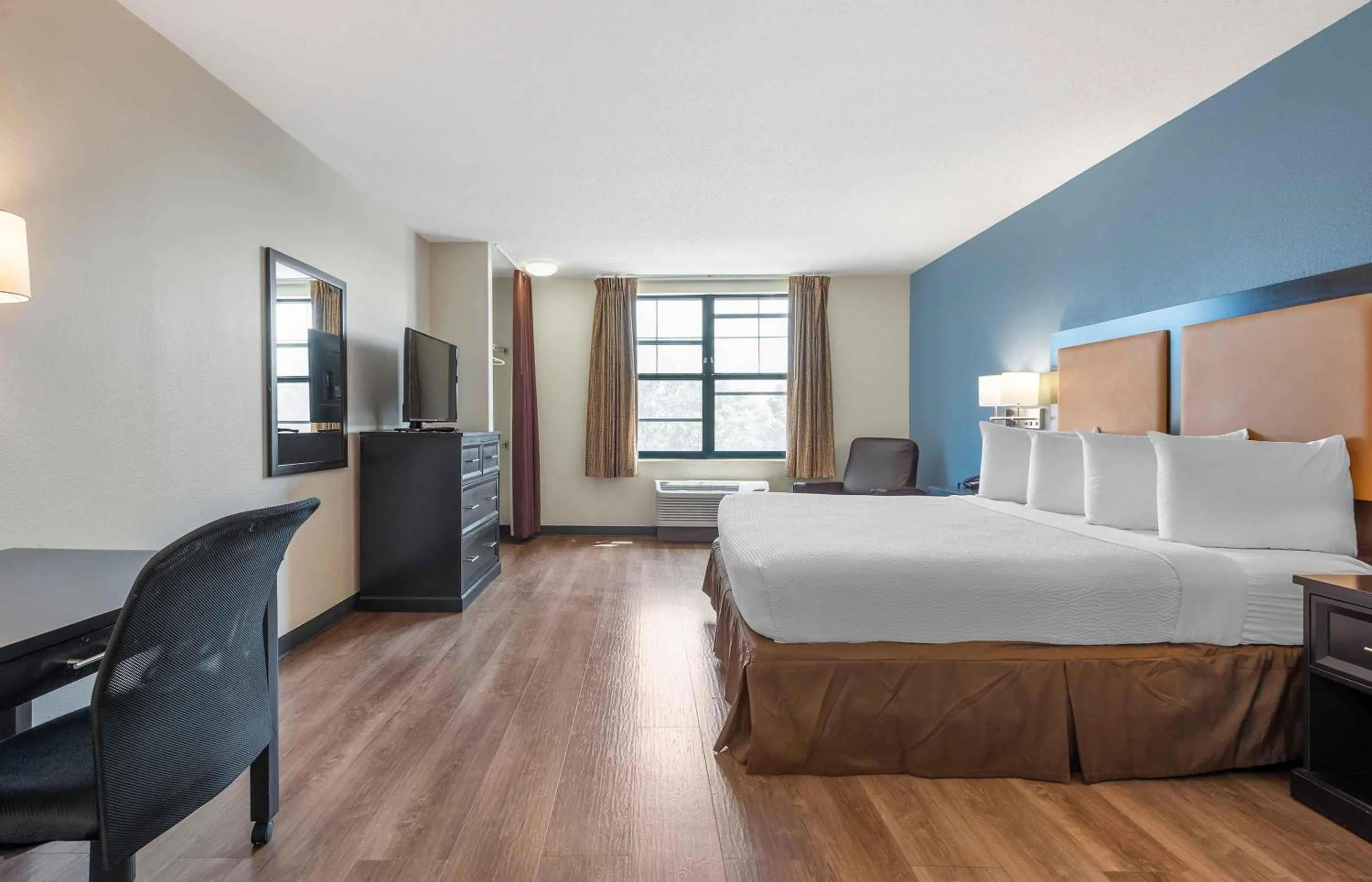 Bedroom, Bed in Extended Stay America Suites - Philadelphia - Plymouth Meeting - East