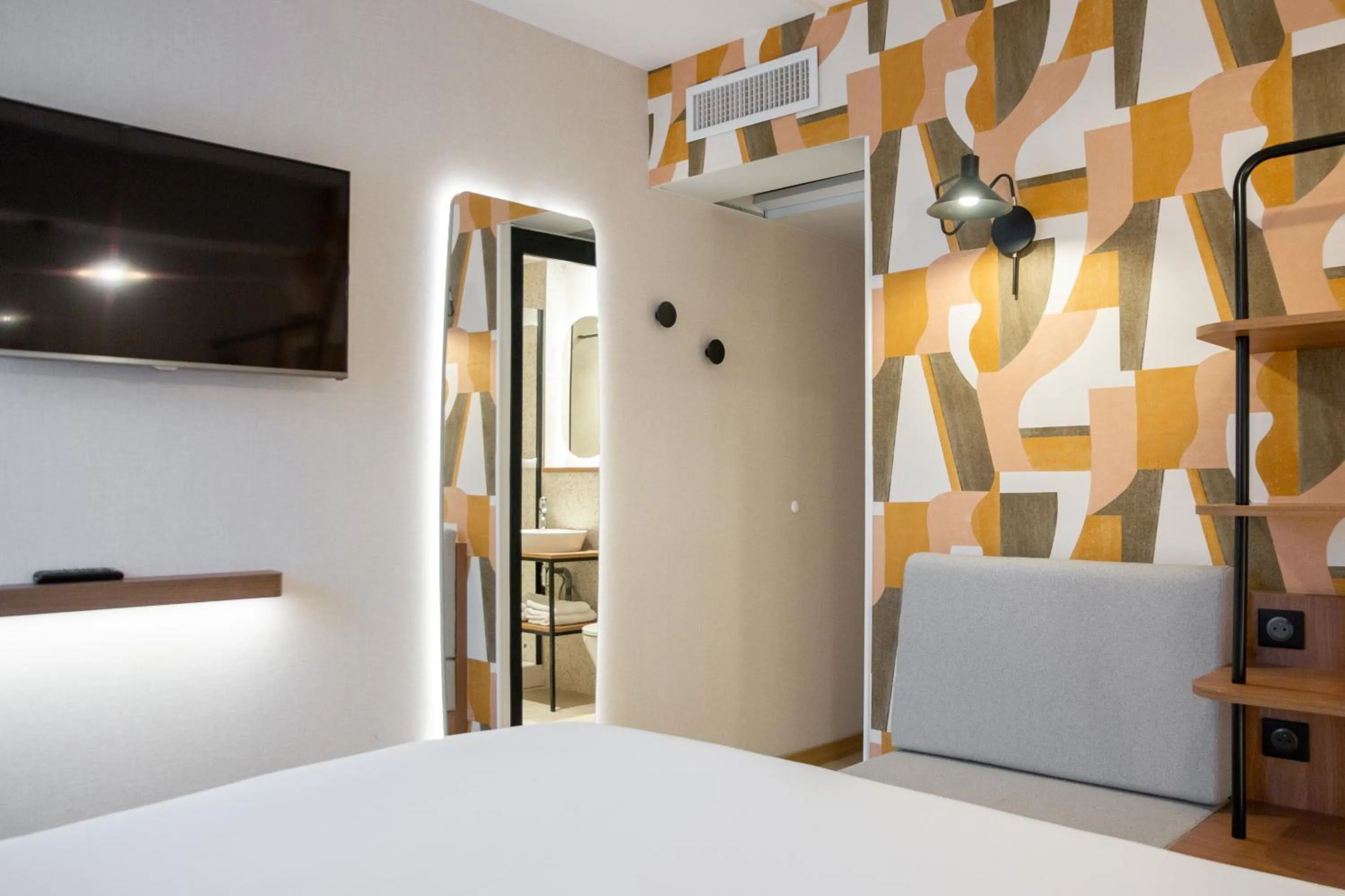 Bed in Kyriad Marseille Palais Des Congrès – Vélodrome