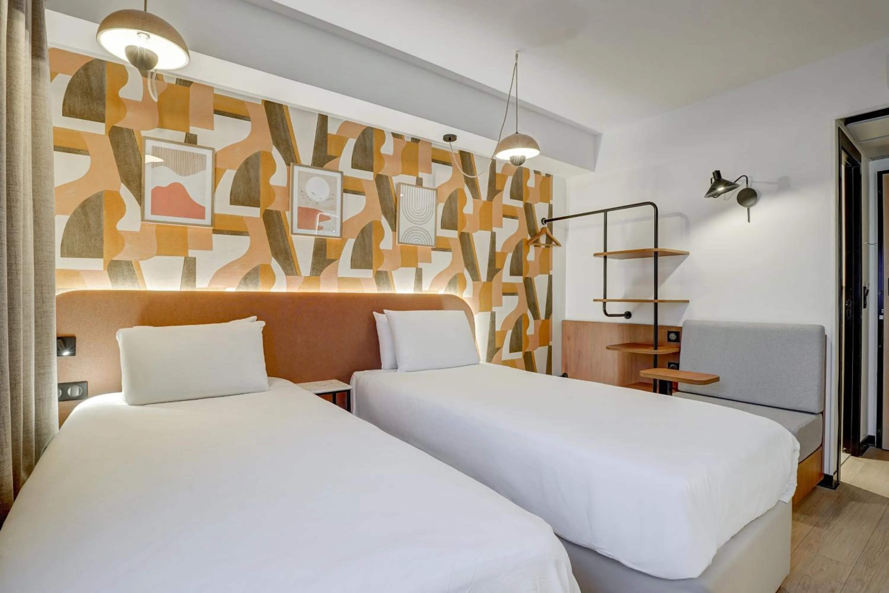 Bed in Kyriad Marseille Palais Des Congrès – Vélodrome