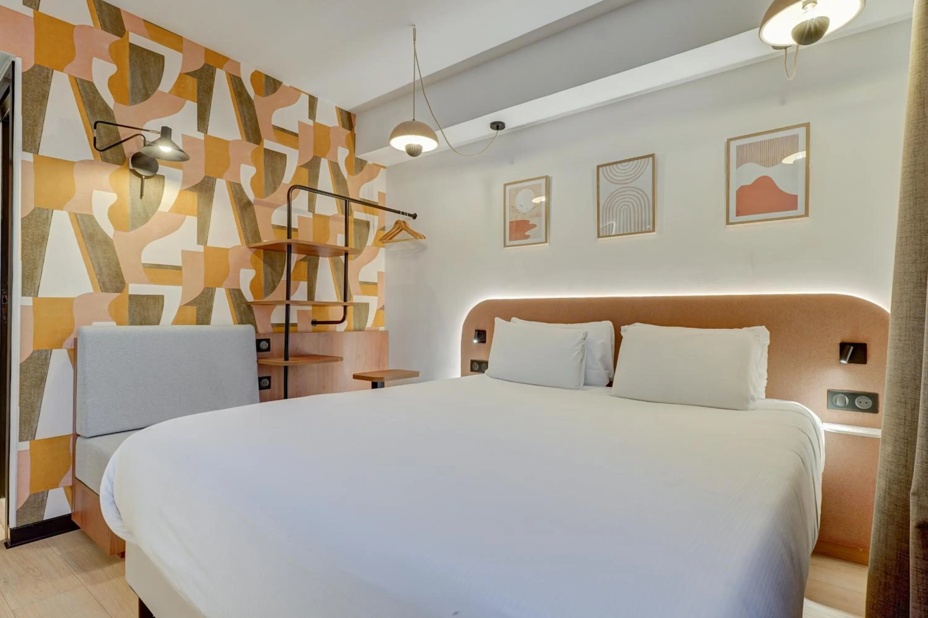 Bed in Kyriad Marseille Palais Des Congrès – Vélodrome