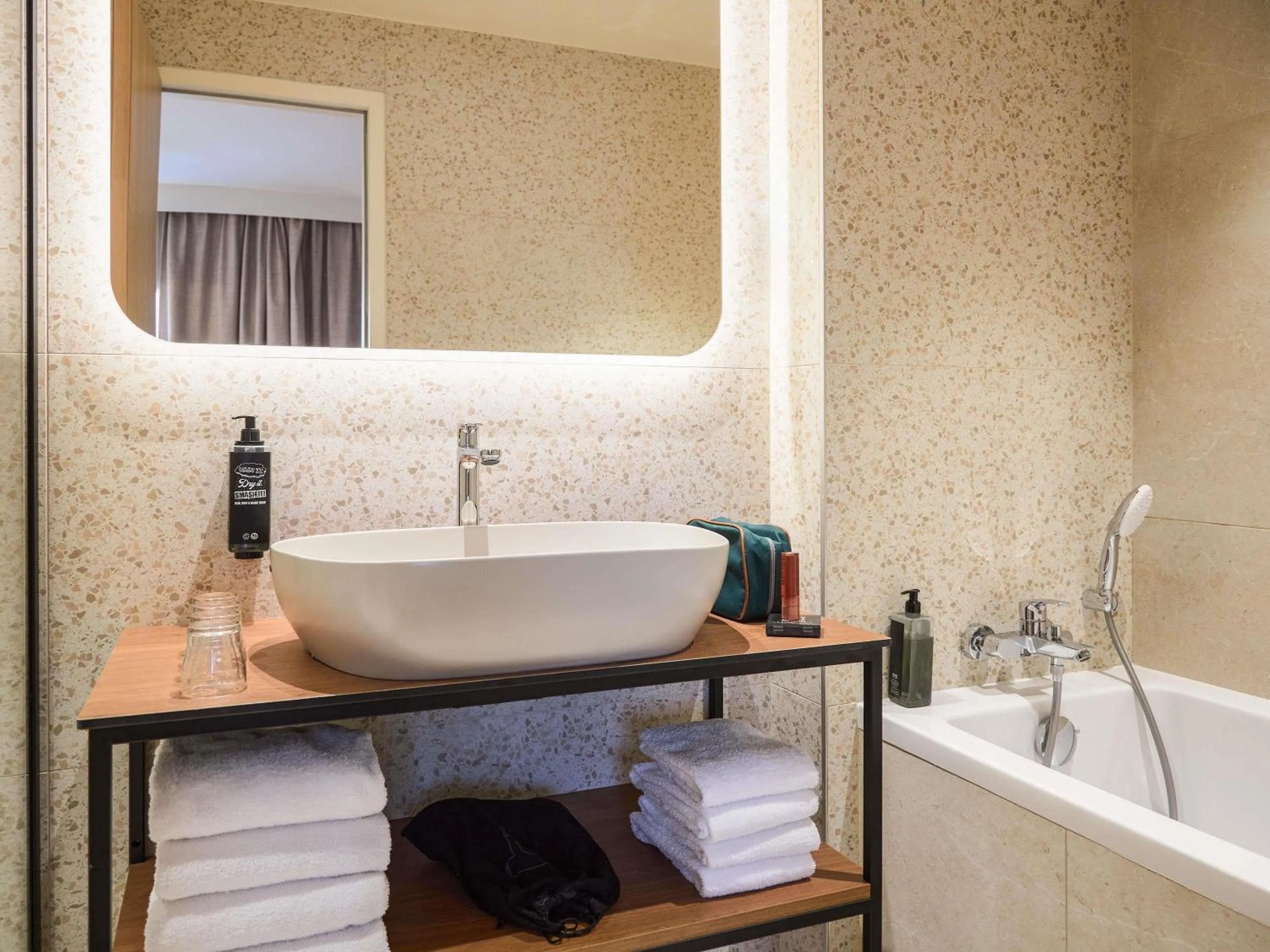 Bedroom in ibis Styles Marseille Palais des Congrès Vélodrome