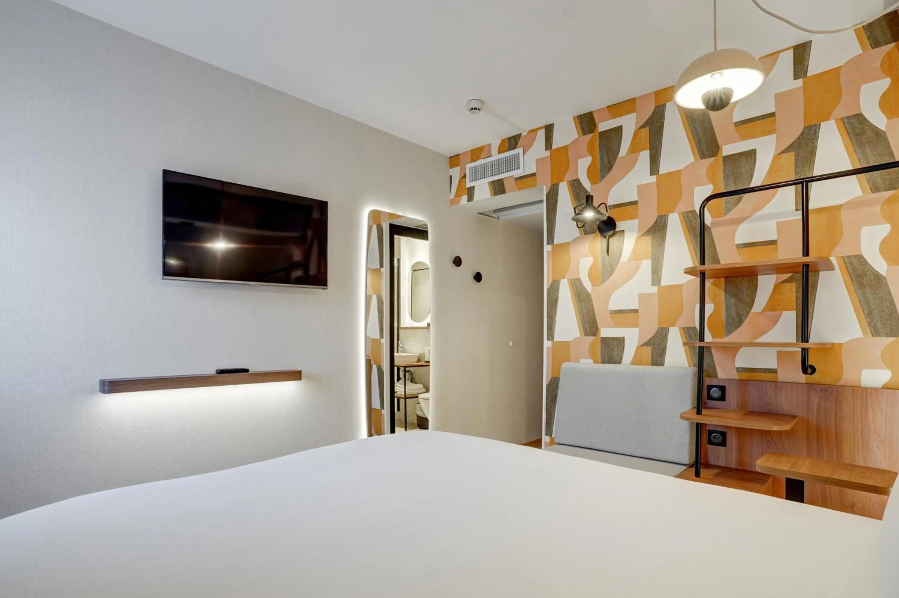 Bed in Kyriad Marseille Palais Des Congrès – Vélodrome