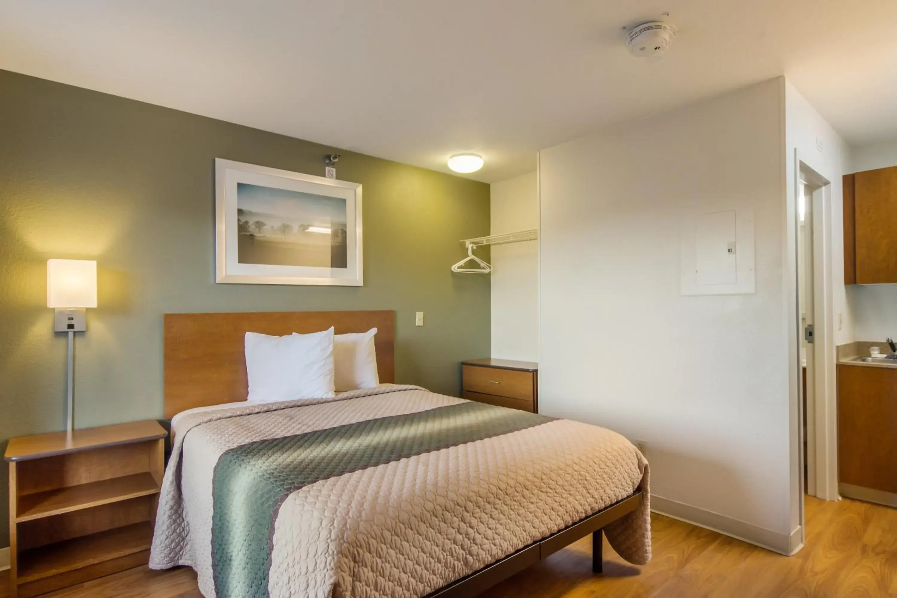 Studio with One Queen Bed Non-Smoking in HomeTowne Studios by Red Roof Denver - Glendale/ Cherry Creek Studio with One Queen Bed Non-Smoking in HomeTowne Studios by Red Roof Denver - Glendale/ Cherry Creek