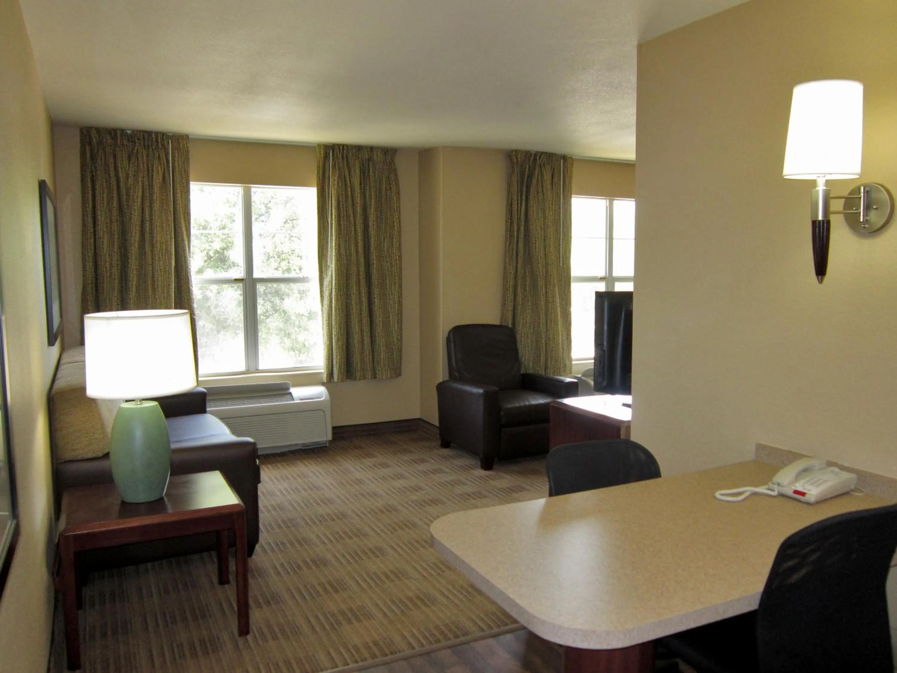 Seating area in Extended Stay America Suites - Phoenix - Chandler - E Chandler Blvd
