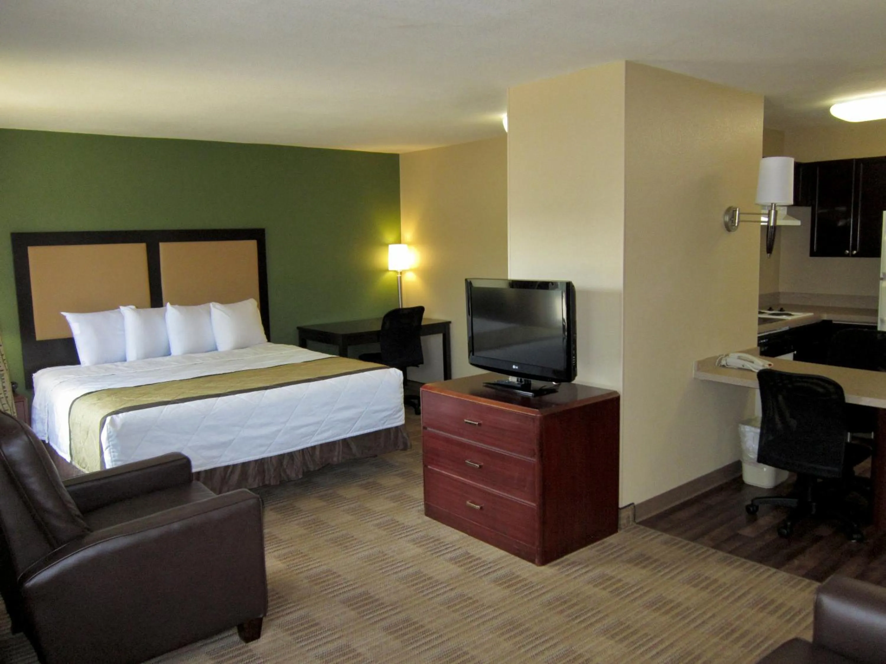 TV and multimedia in Extended Stay America Suites - Phoenix - Chandler - E Chandler Blvd