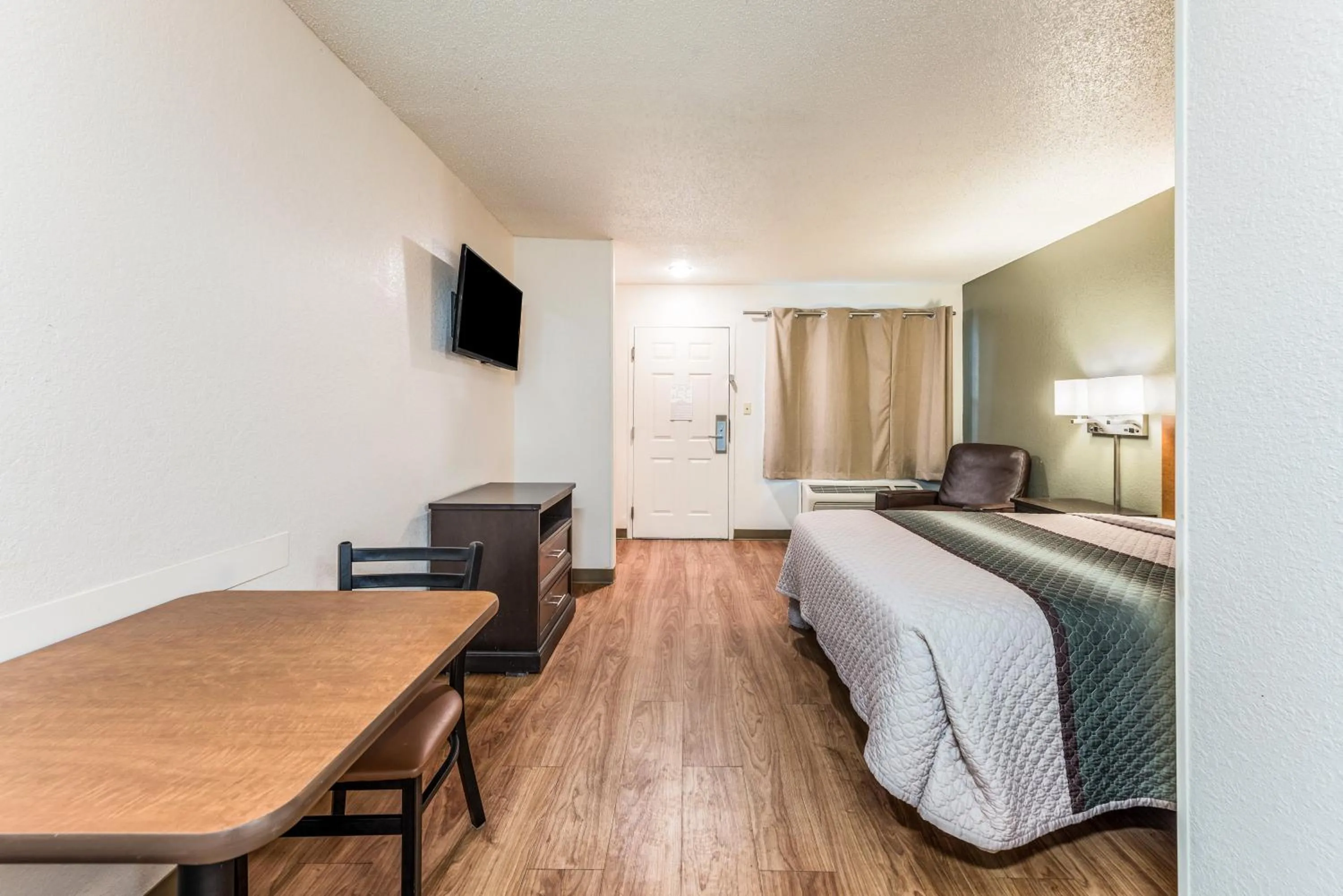 Photo of the whole room in HomeTowne by Red Roof Studios Cincinnati - Sharonville