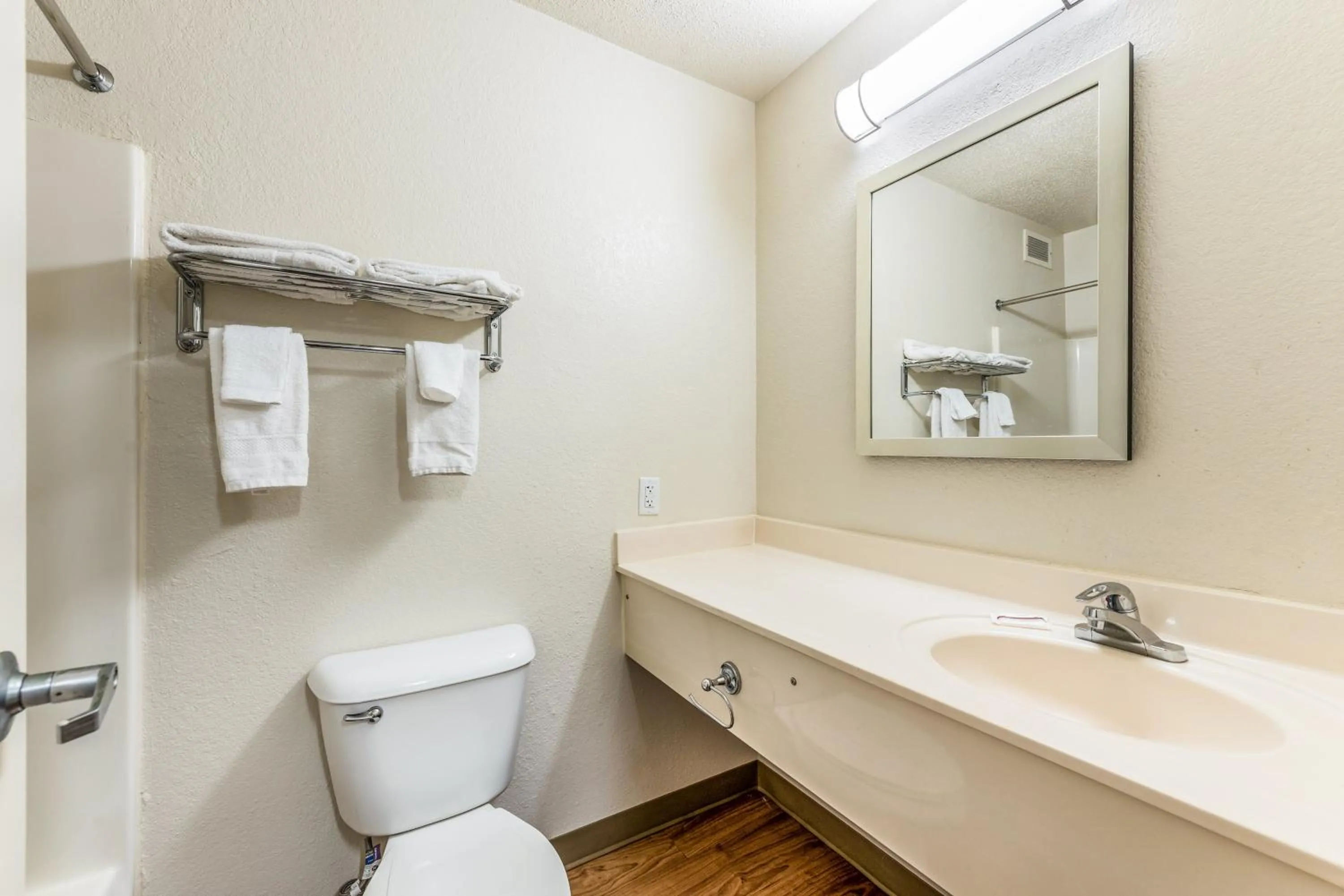 Photo of the whole room in HomeTowne by Red Roof Studios Cincinnati - Sharonville