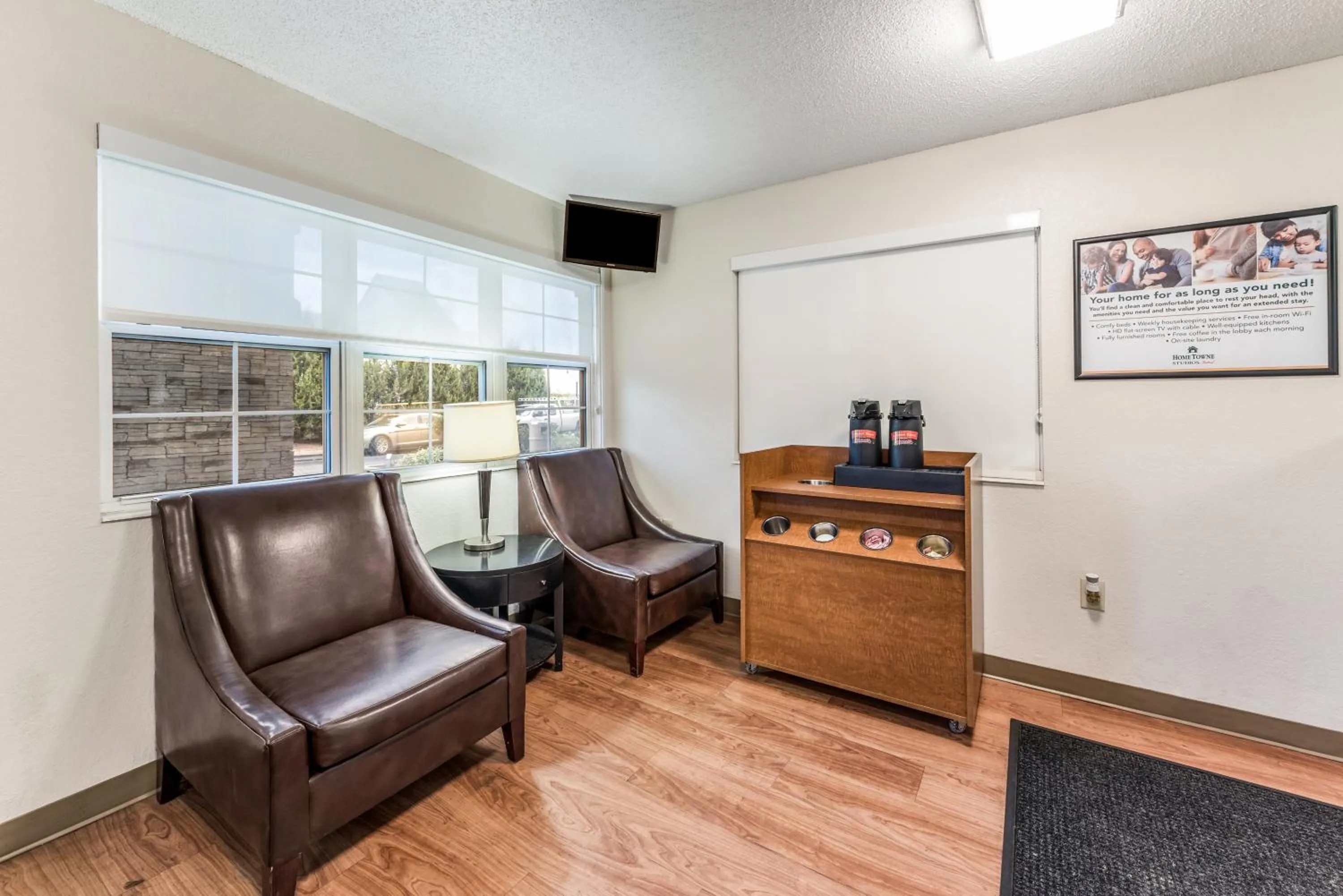 Lobby or reception in HomeTowne by Red Roof Studios Cincinnati - Sharonville