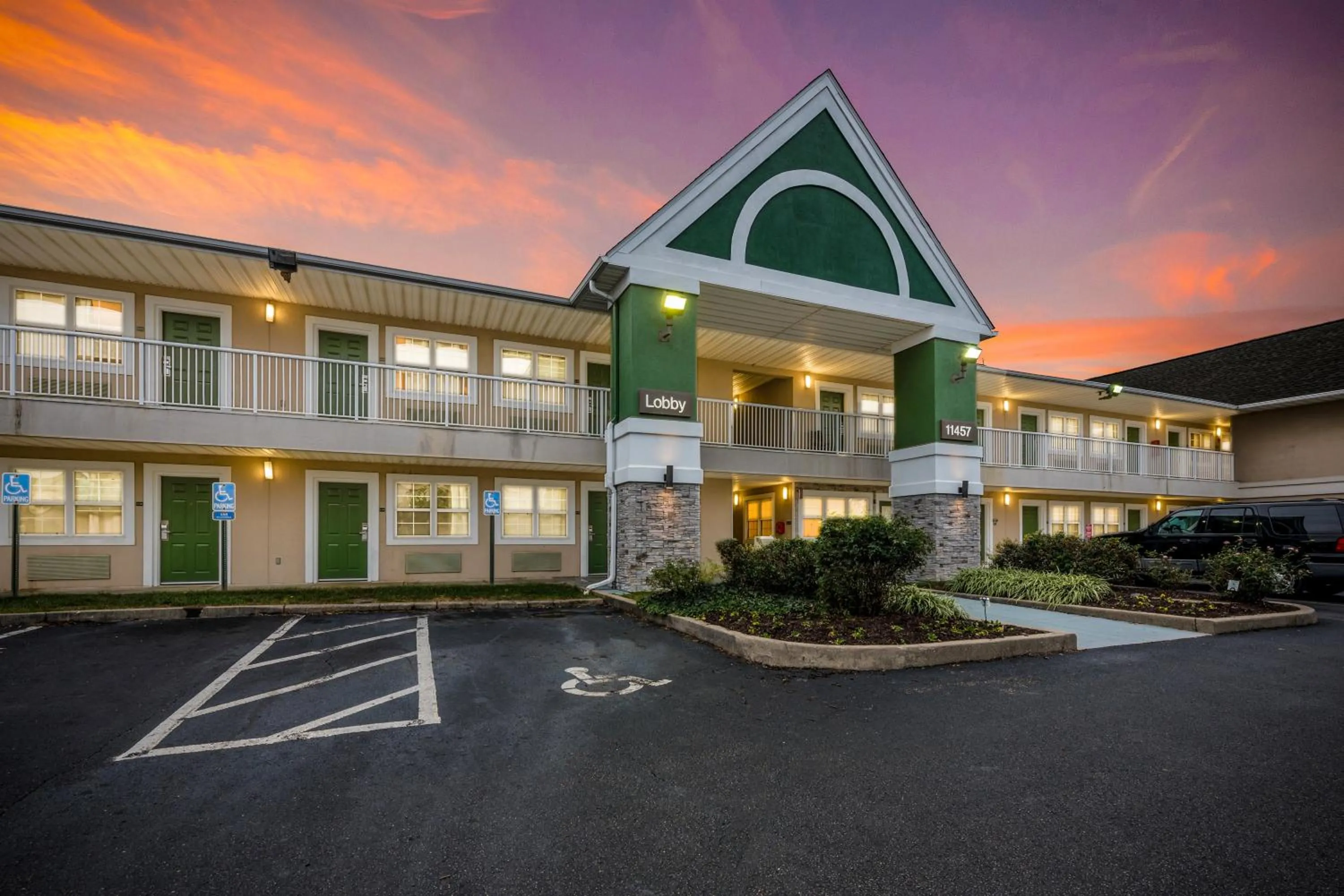 Property building in HomeTowne by Red Roof Studios Cincinnati - Sharonville