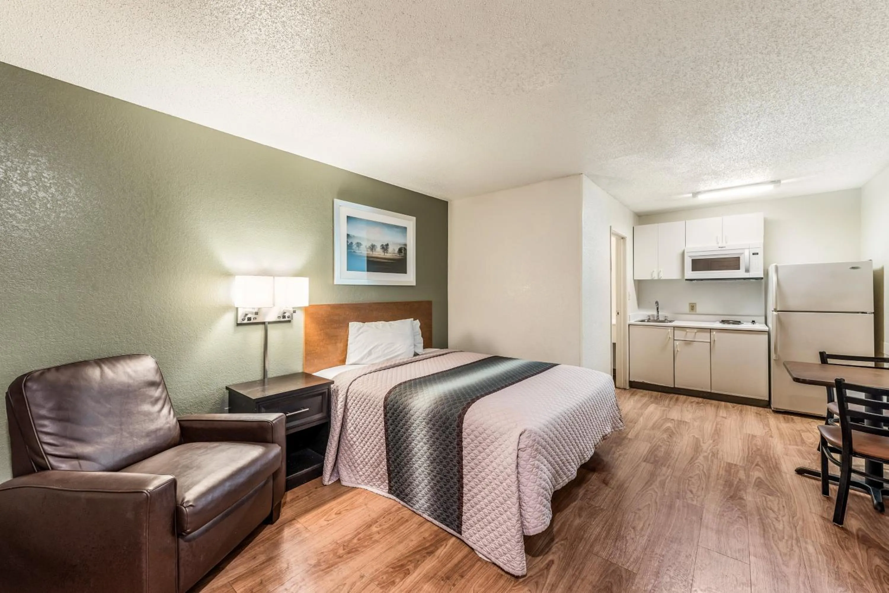 Photo of the whole room in HomeTowne by Red Roof Studios Cincinnati - Sharonville