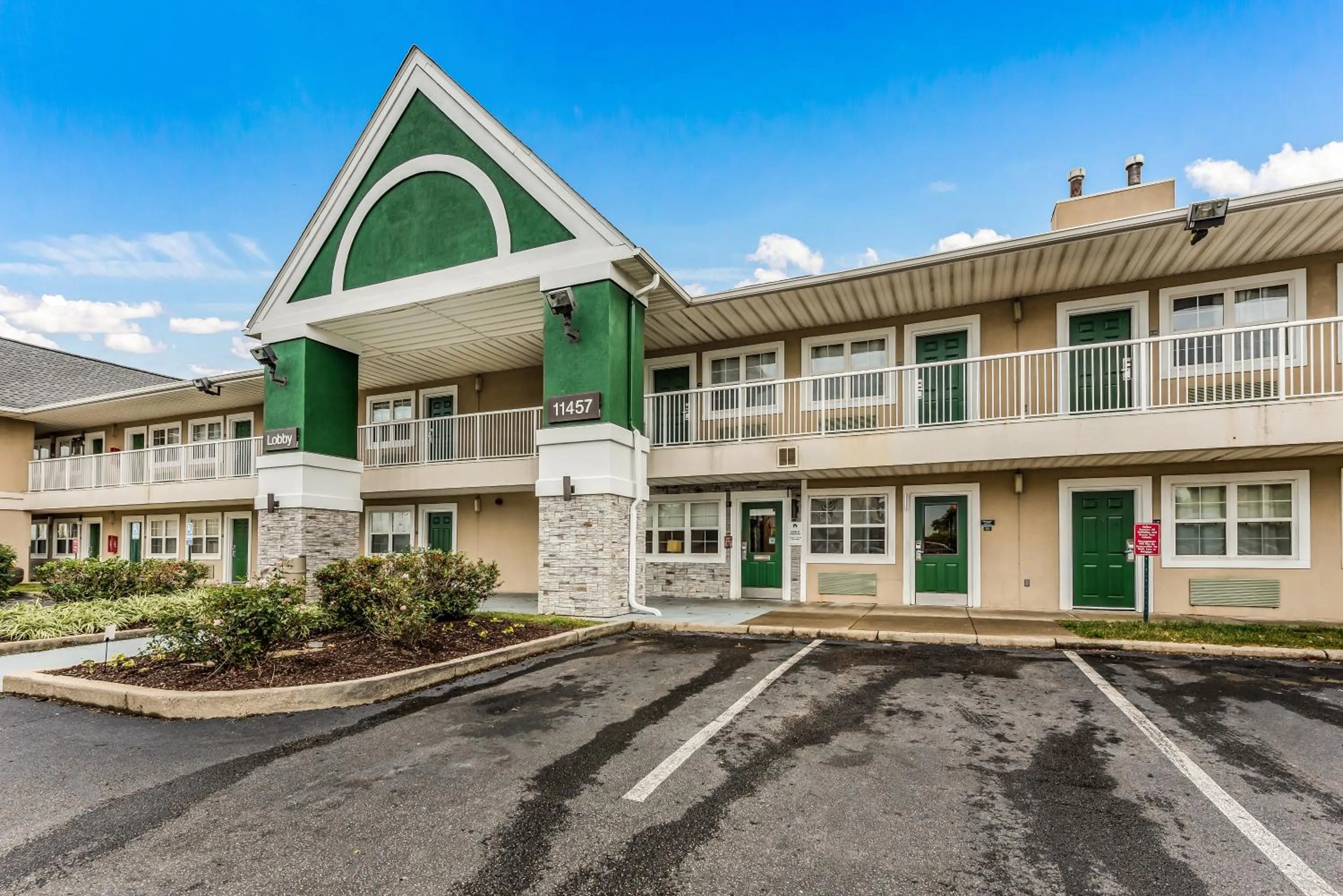 Property building in HomeTowne by Red Roof Studios Cincinnati - Sharonville