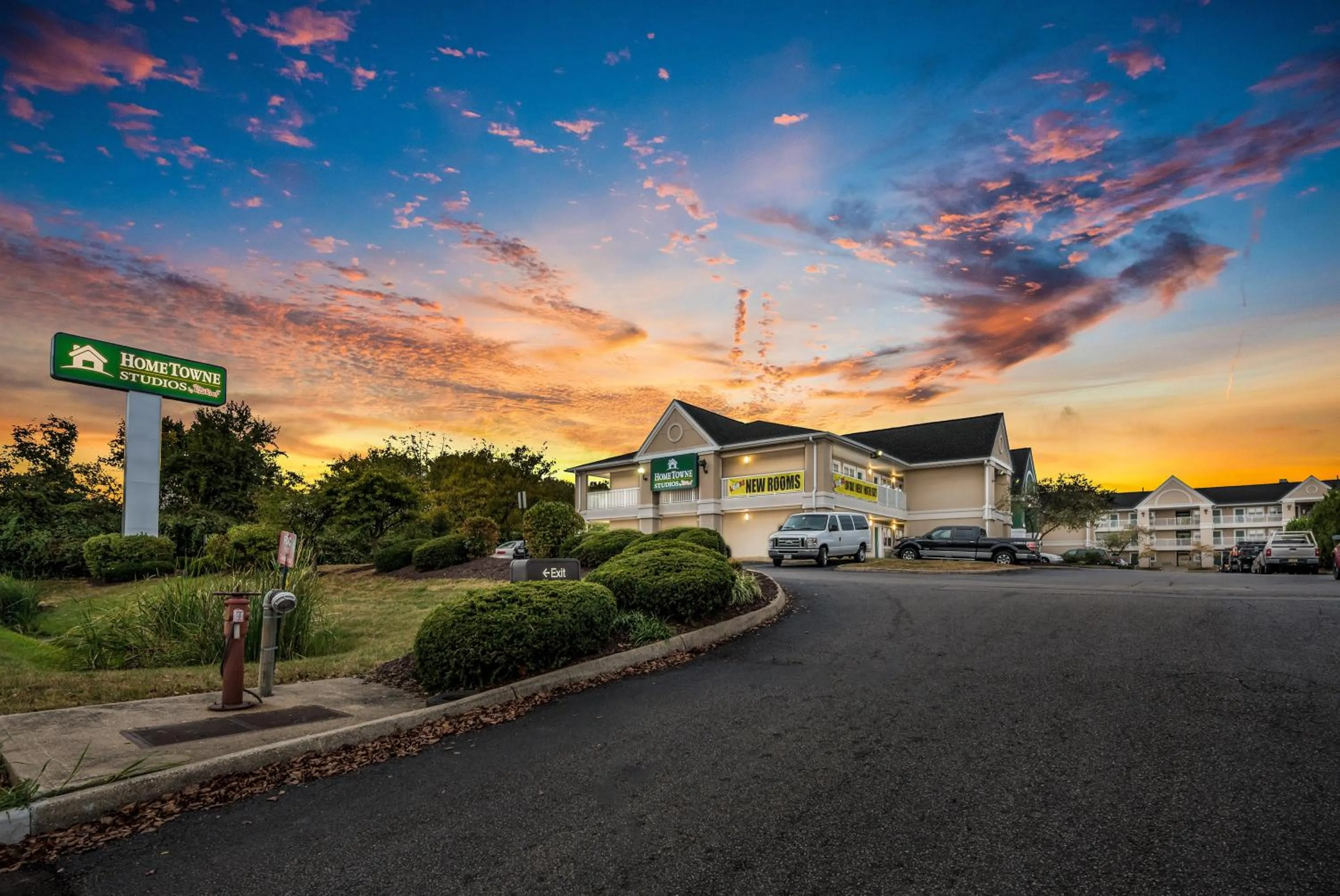 Property building in HomeTowne by Red Roof Studios Cincinnati - Sharonville