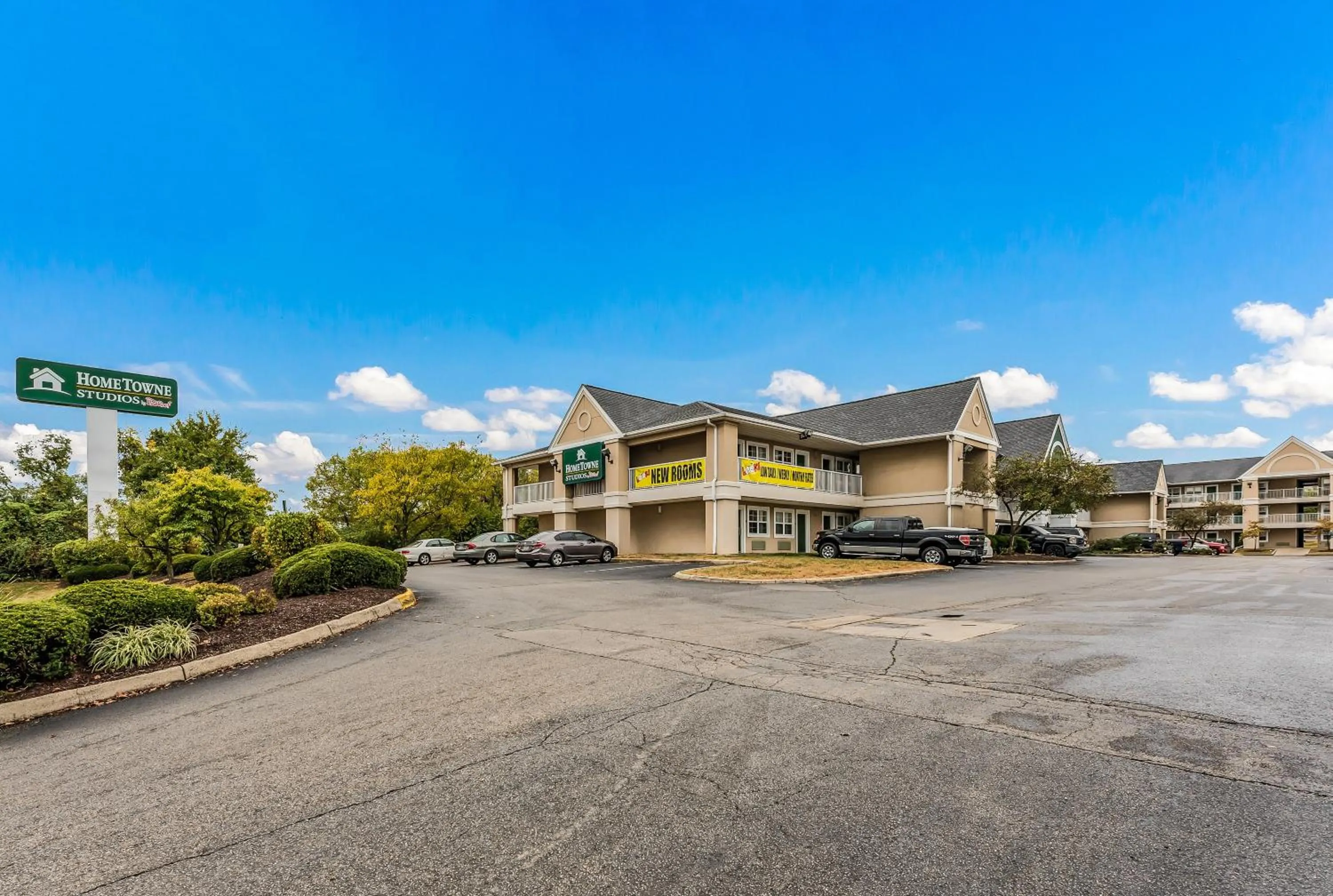 Property building in HomeTowne by Red Roof Studios Cincinnati - Sharonville