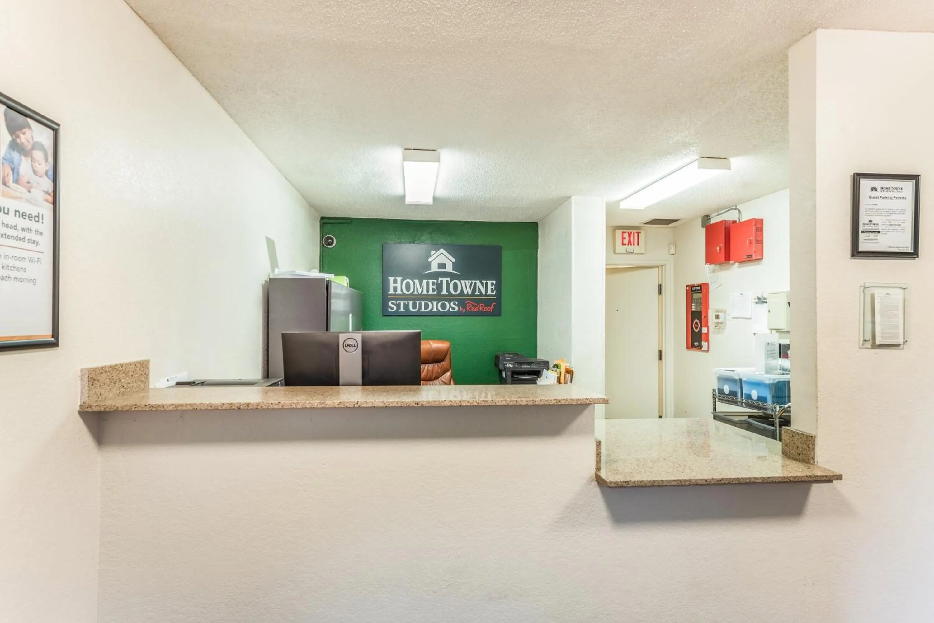 Lobby or reception in HomeTowne by Red Roof Studios Cincinnati - Sharonville