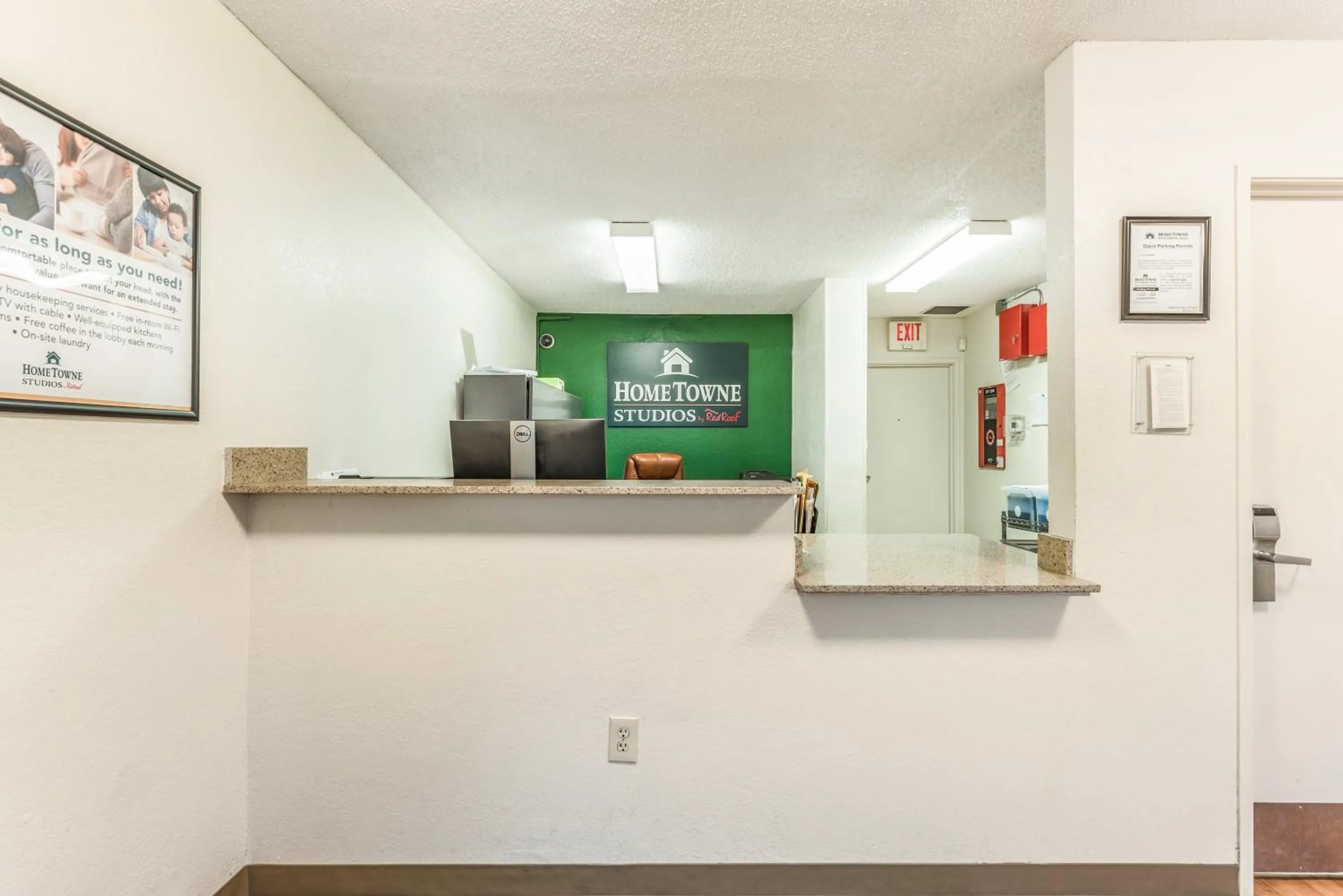 Lobby or reception in HomeTowne by Red Roof Studios Cincinnati - Sharonville