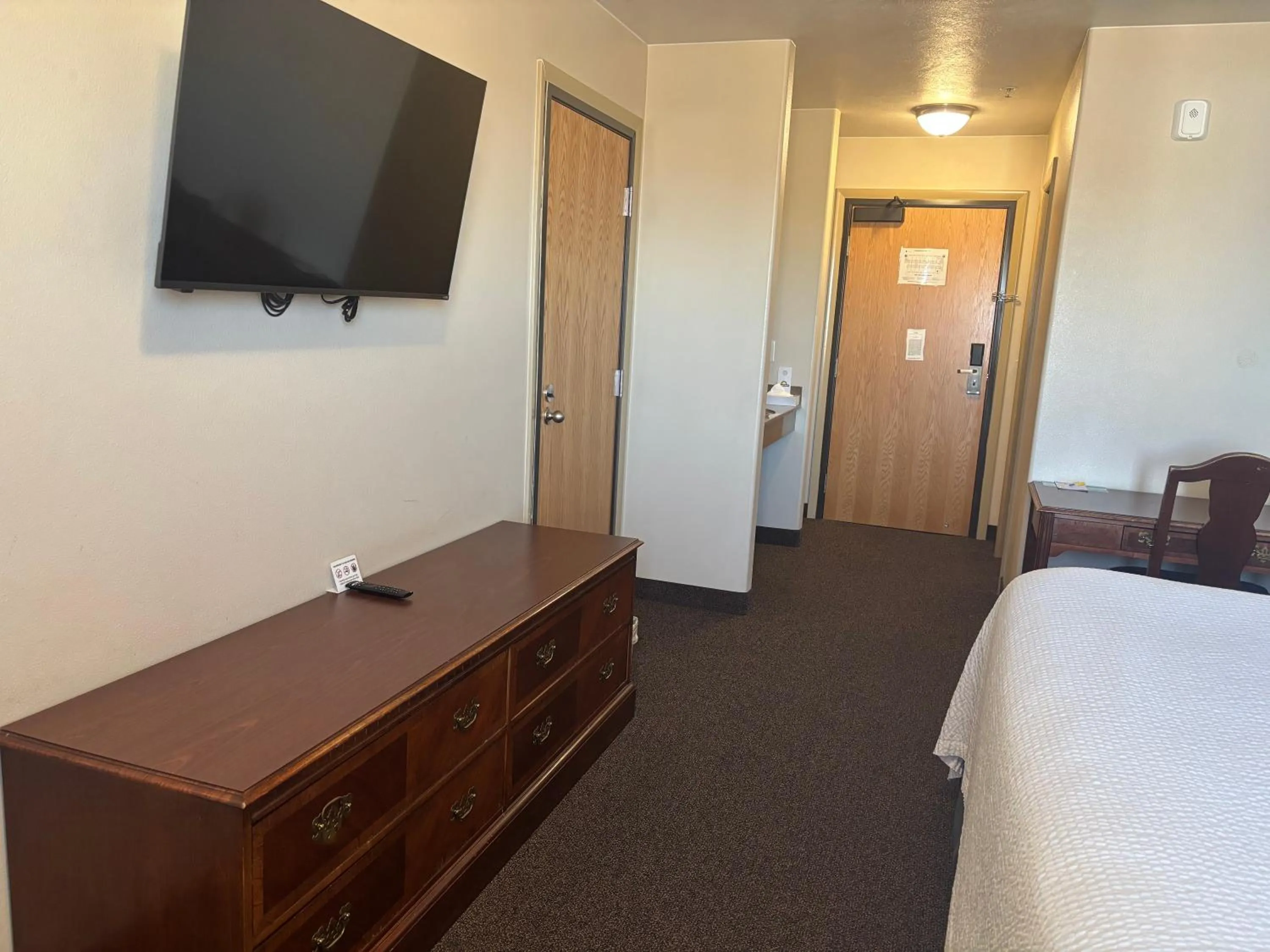 Bedroom, Bed in Days Inn by Wyndham Beaver