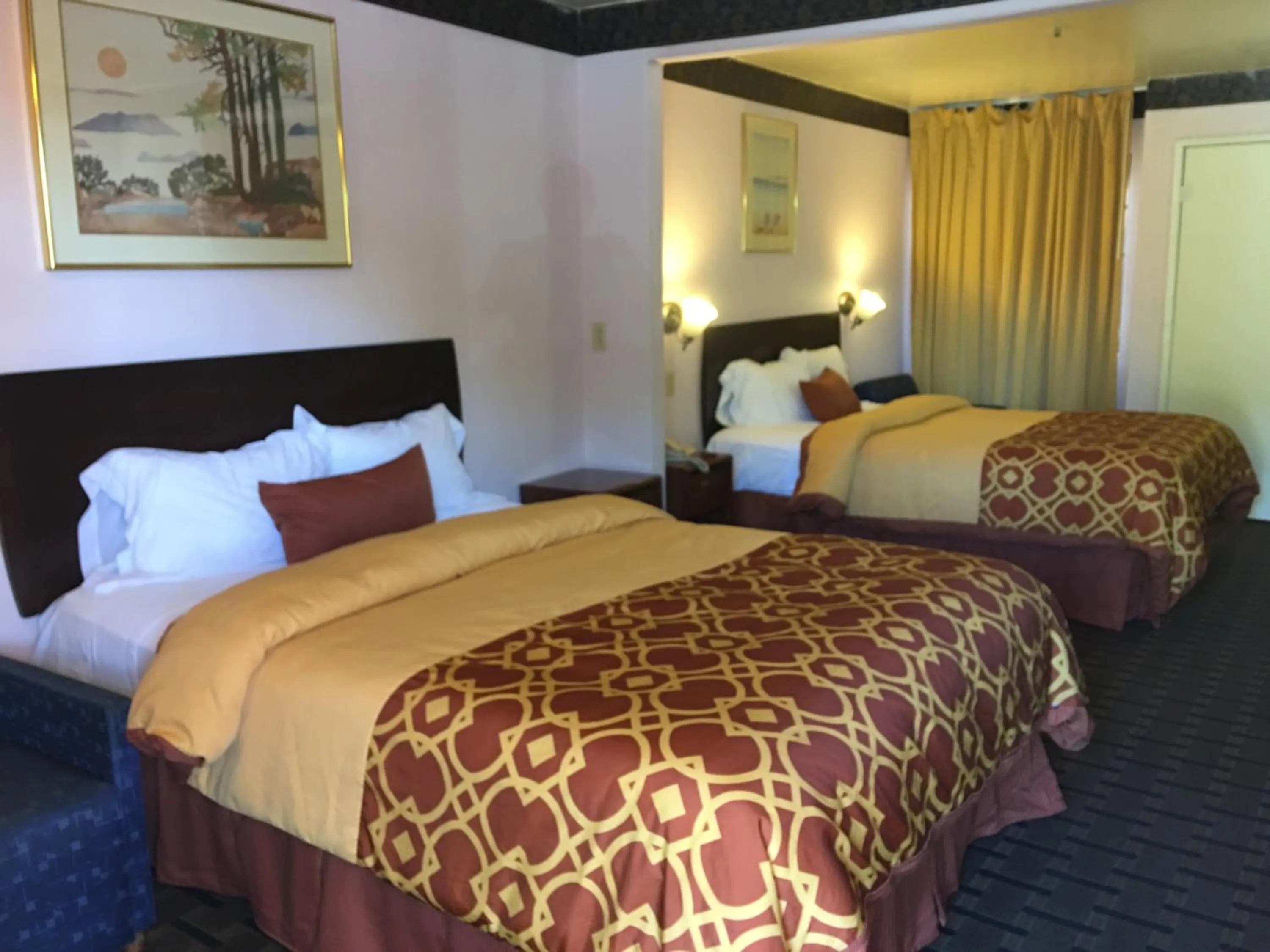 Bed in Executive Suites Inn