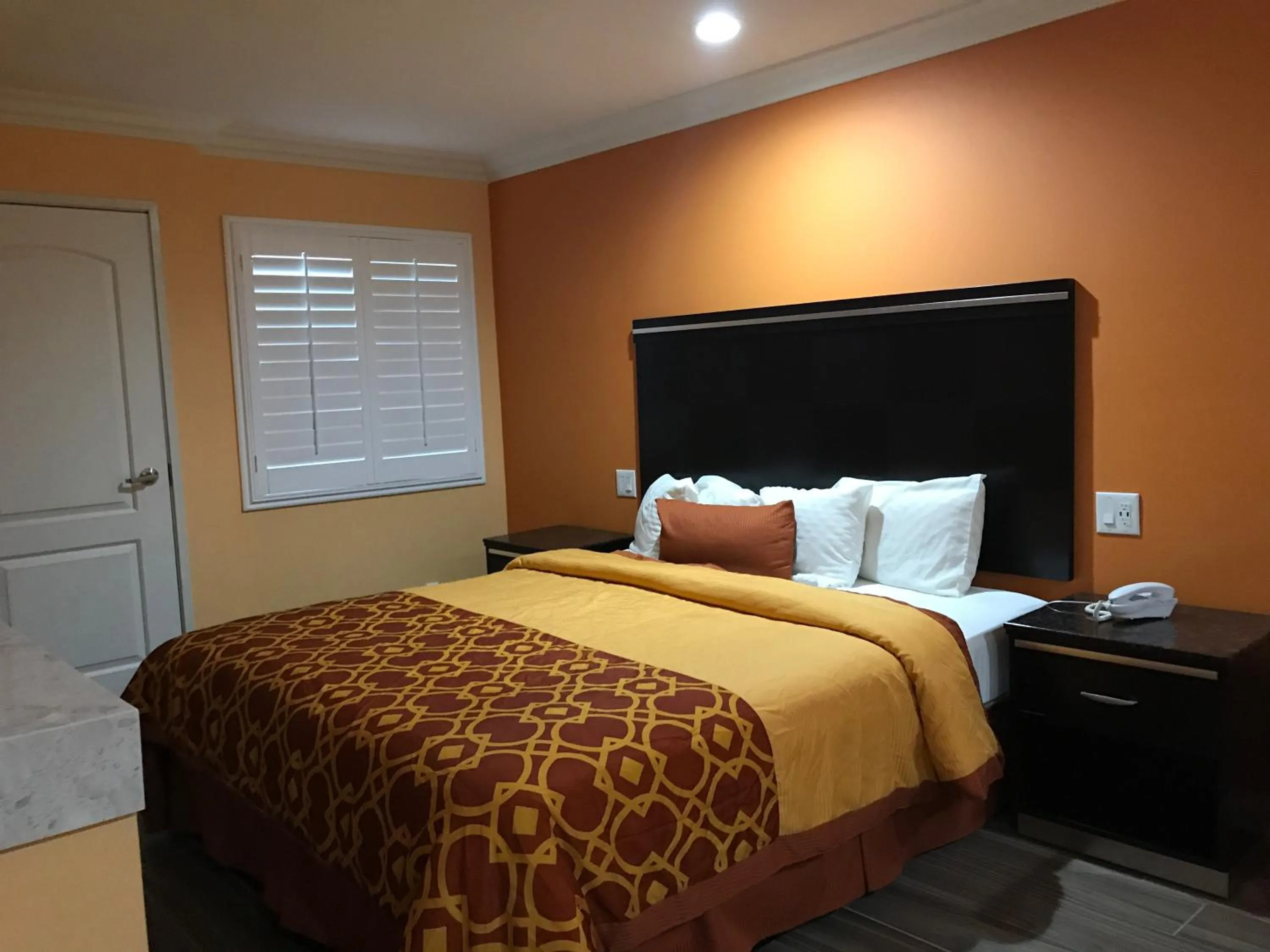 Bed in Executive Suites Inn