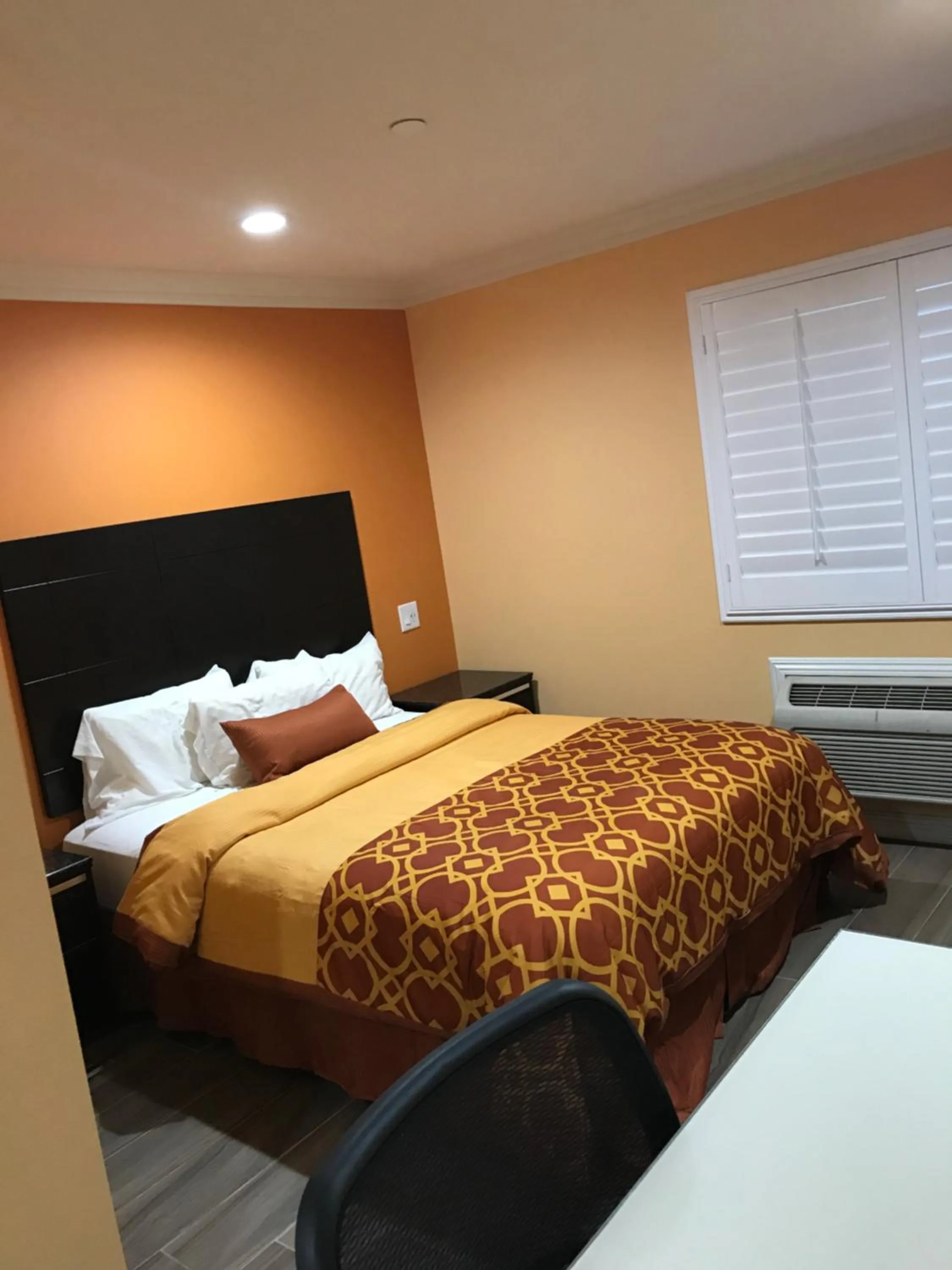 Bed in Executive Suites Inn