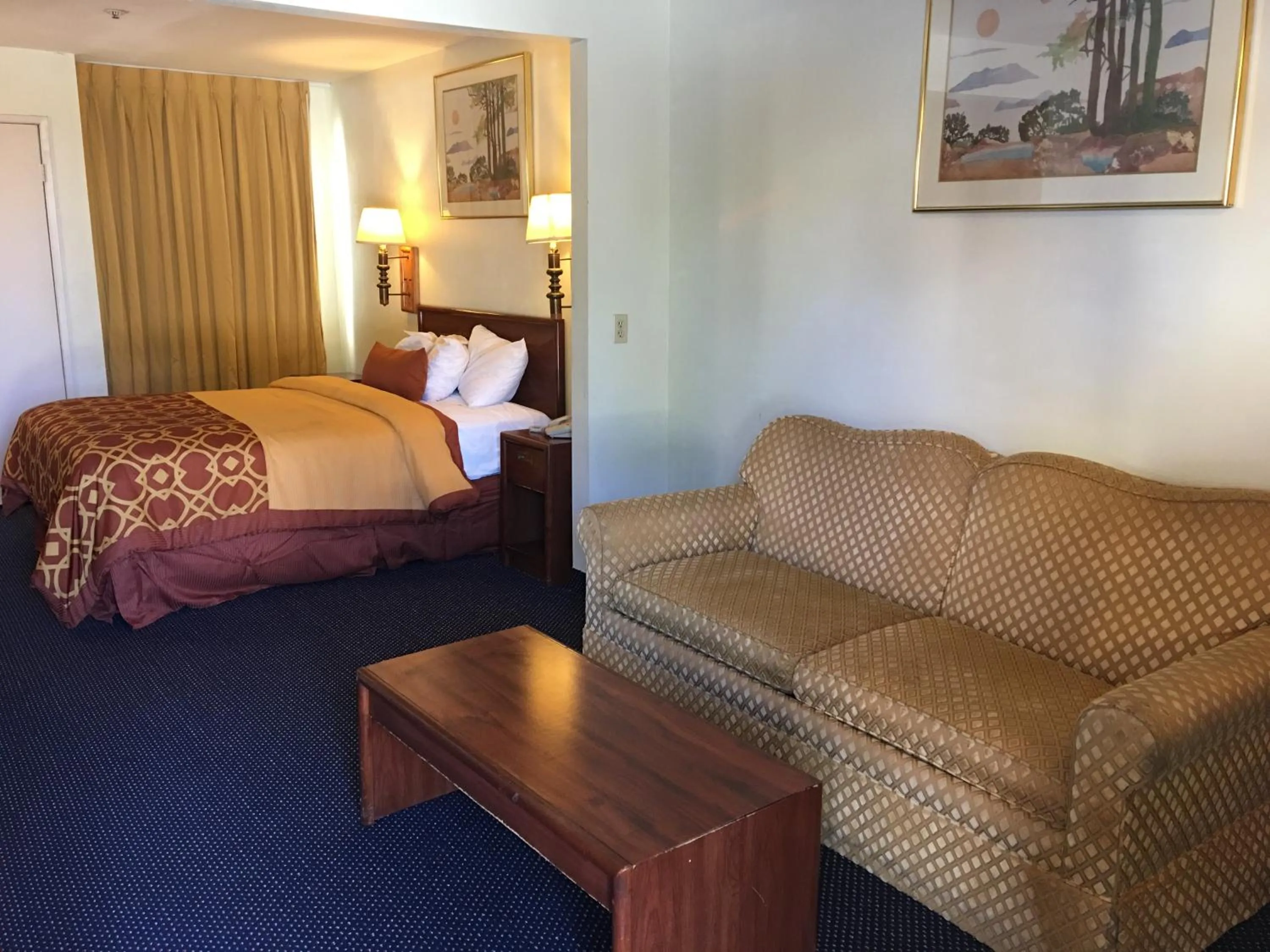 Bed in Executive Suites Inn