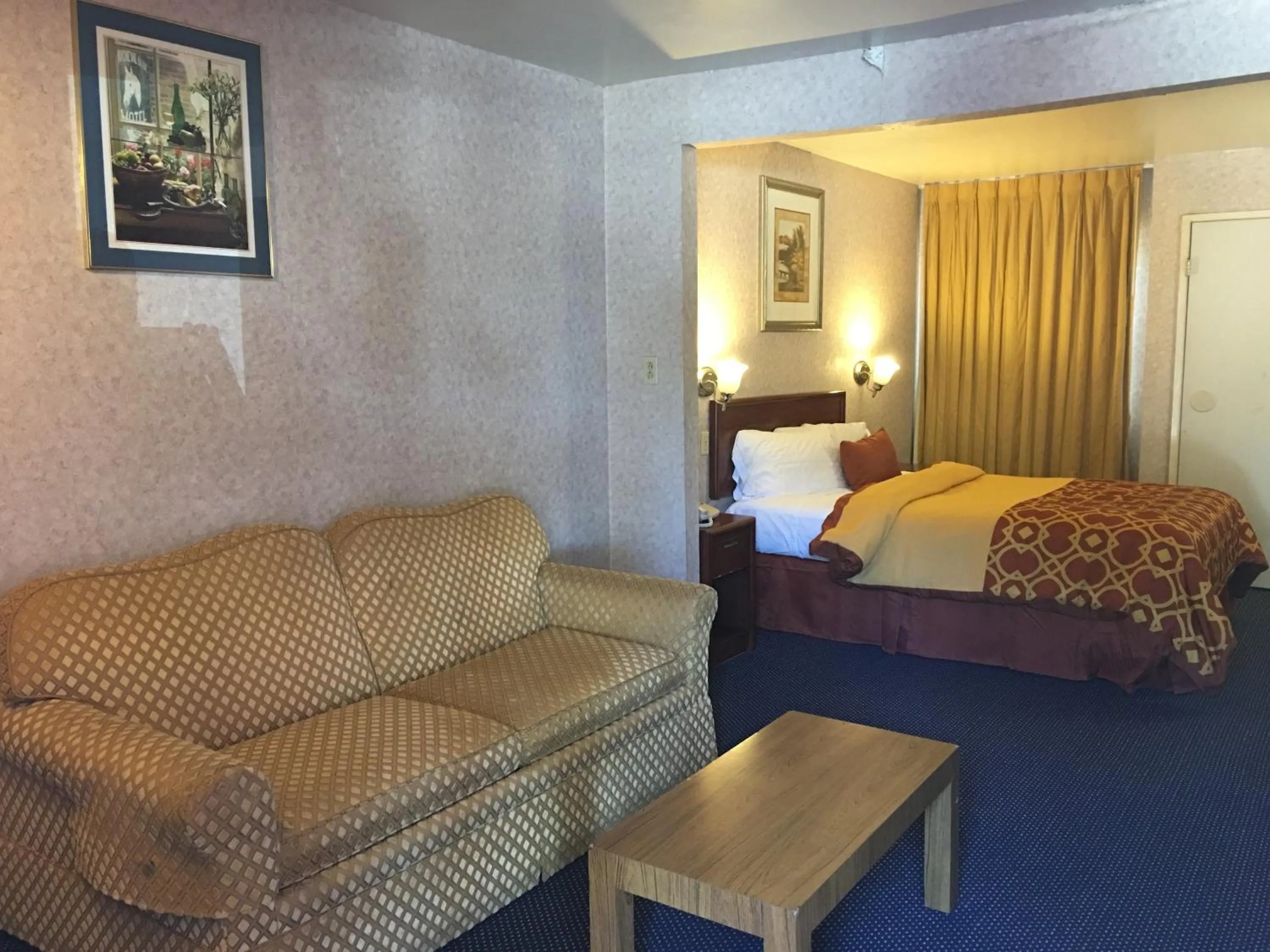 Photo of the whole room, Bed in Executive Suites Inn