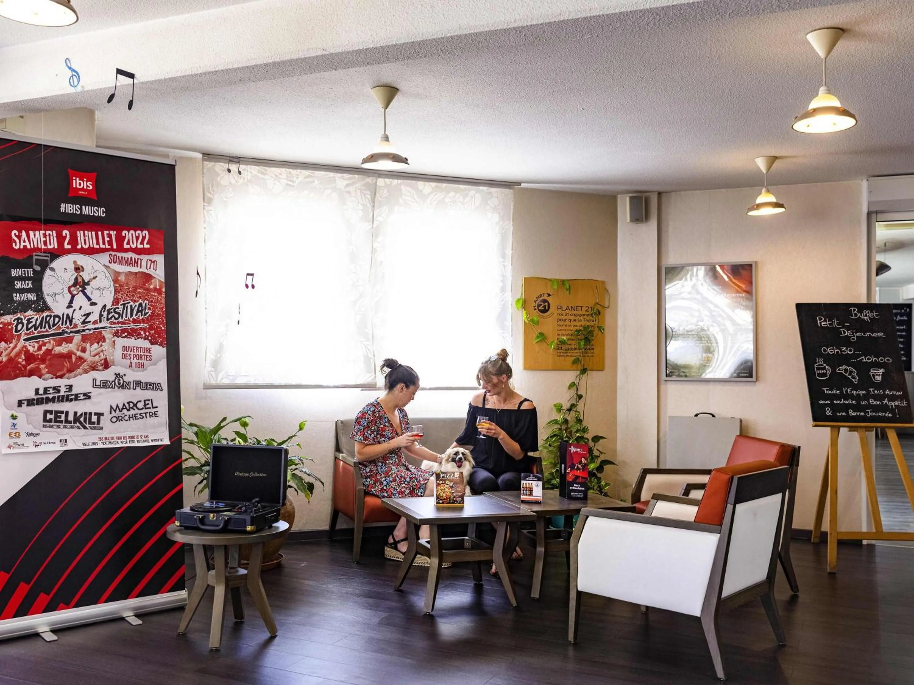 Lounge or bar in Hotel ibis Autun