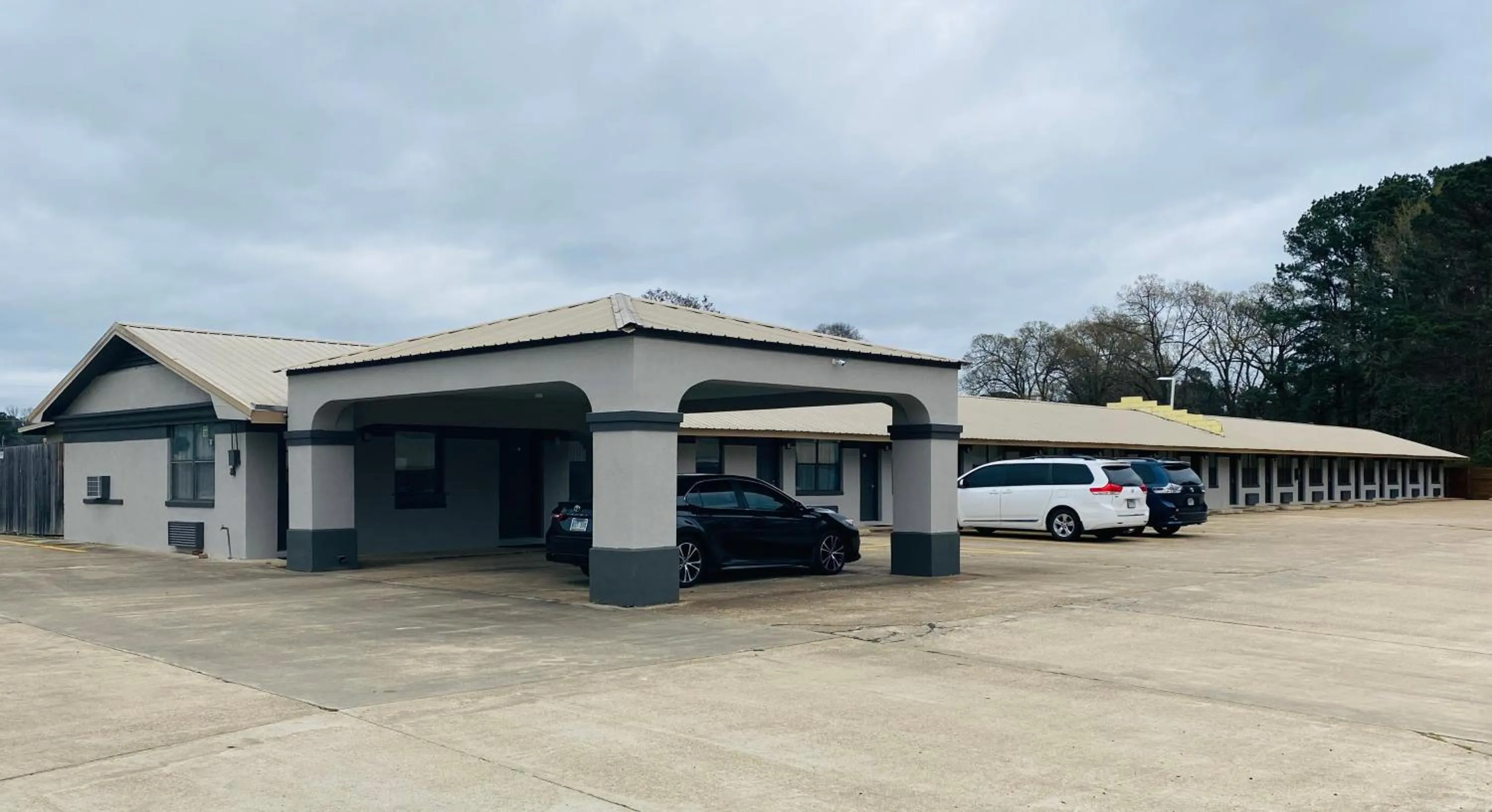 Property building in Economy Inn Ashdown