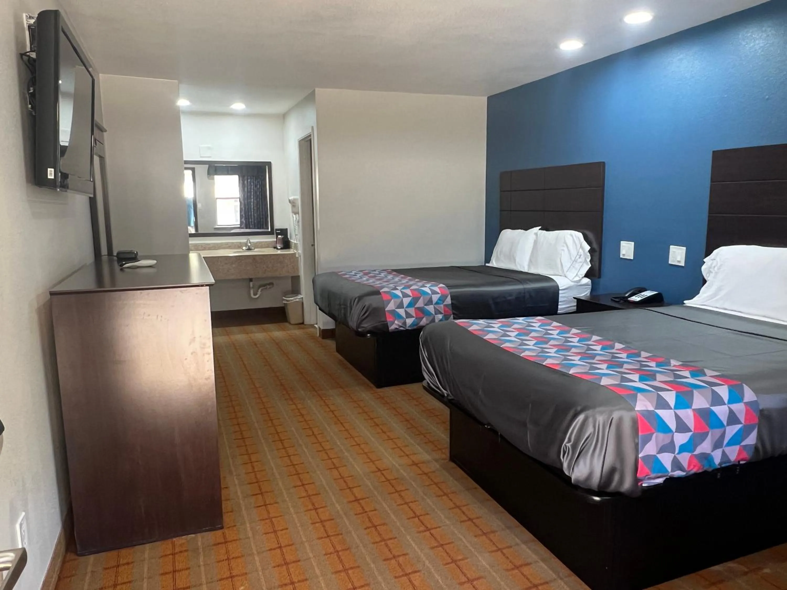 Photo of the whole room, Bed in Economy Inn Ashdown