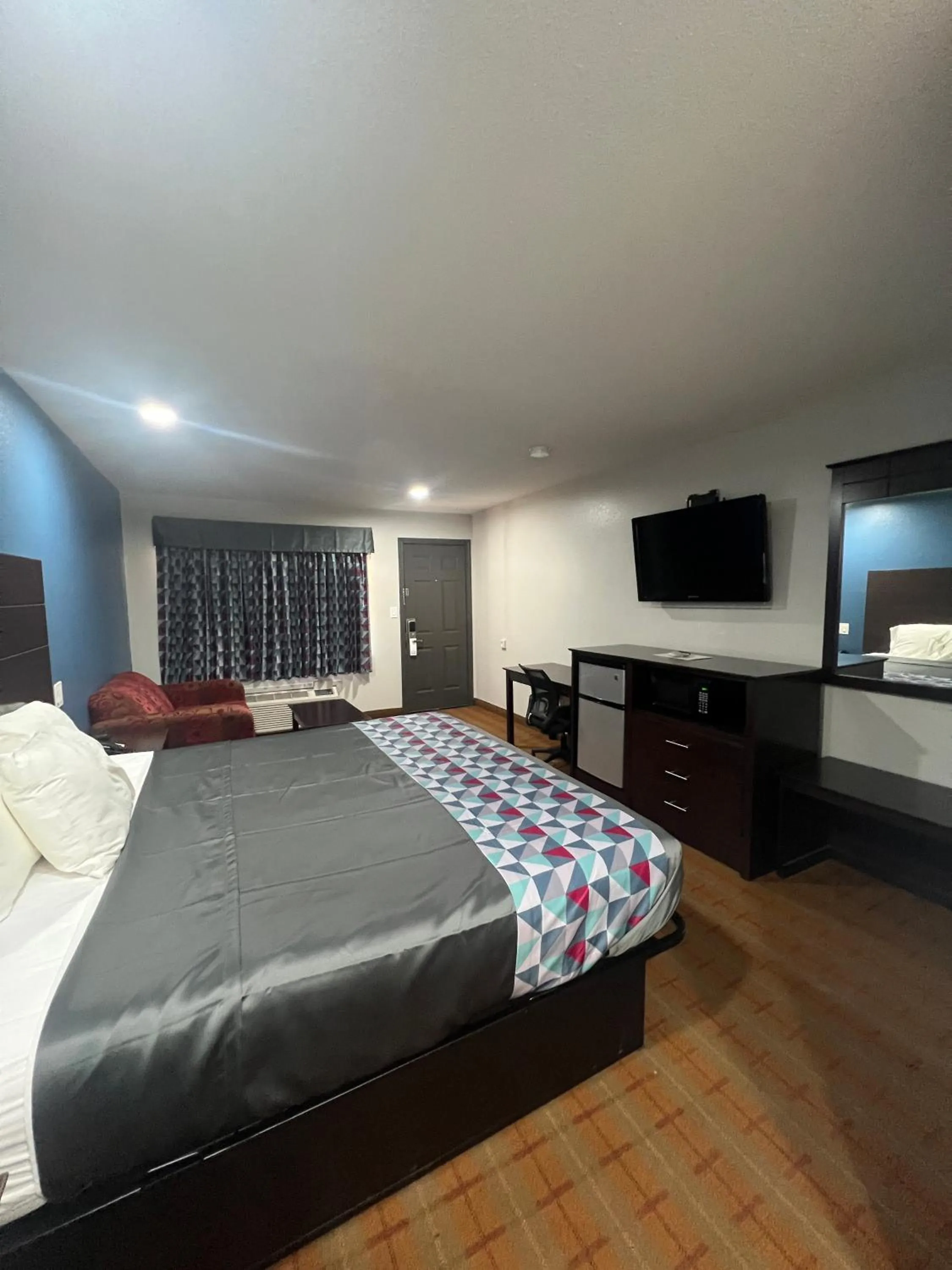 TV and multimedia, Bed in Economy Inn Ashdown