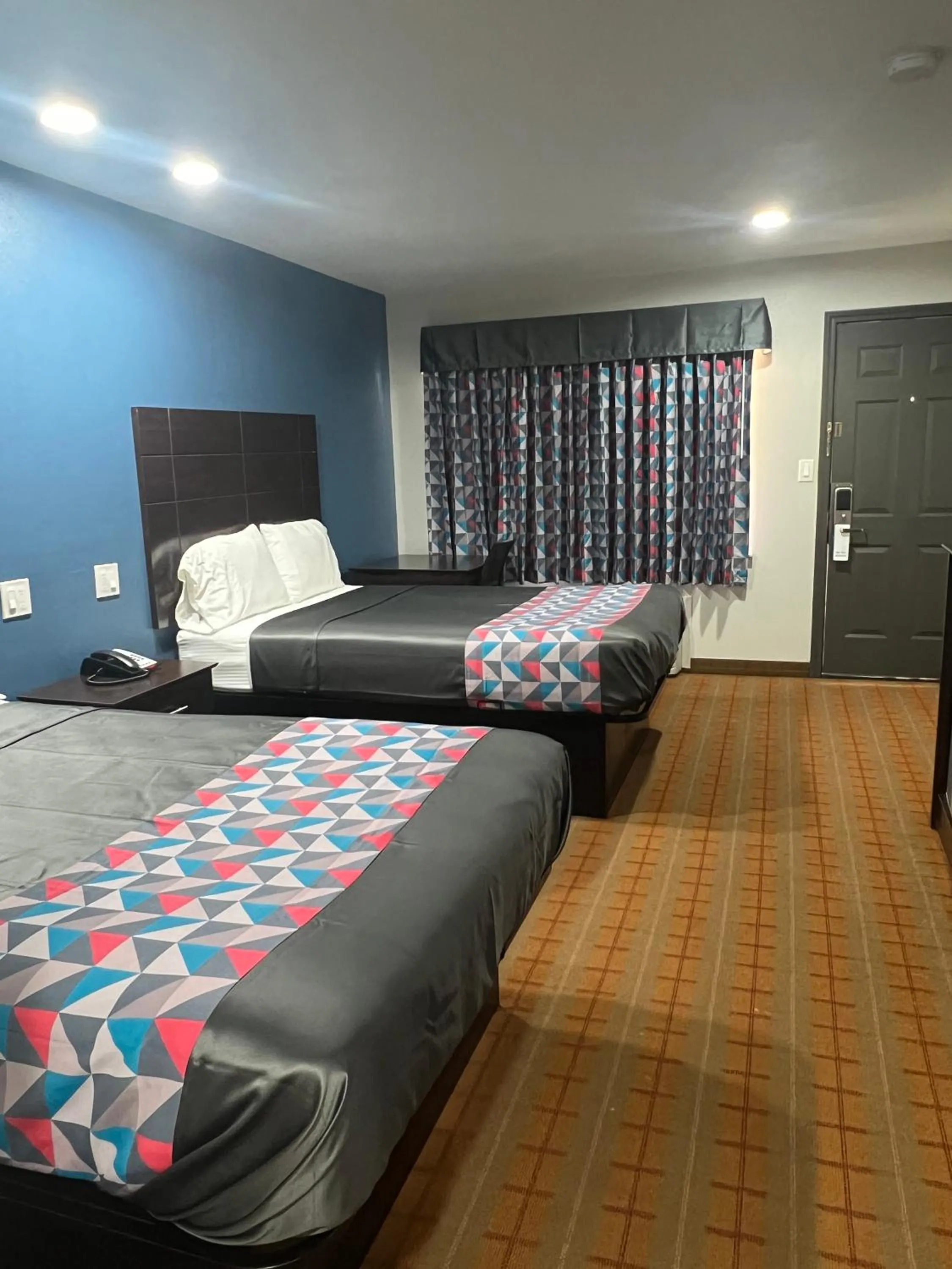 Photo of the whole room, Bed in Economy Inn Ashdown