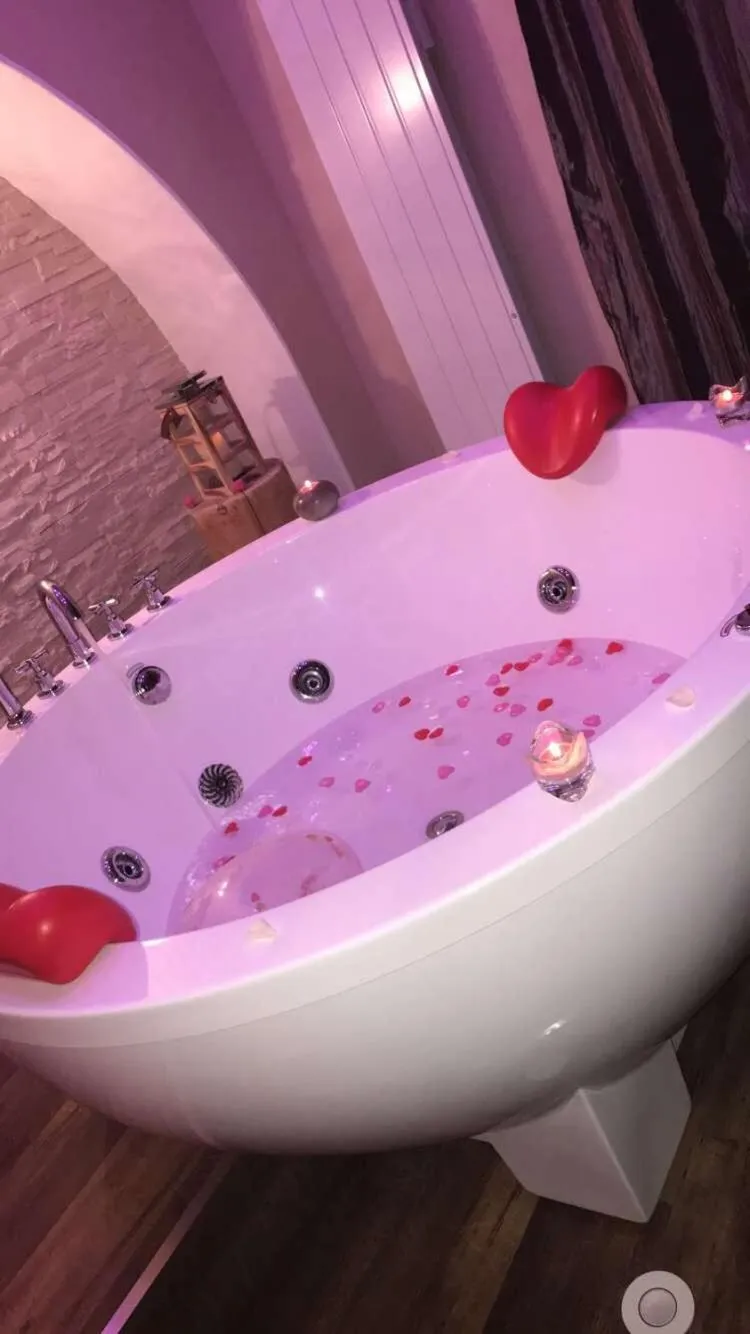 MANOIR AUX trois charmes