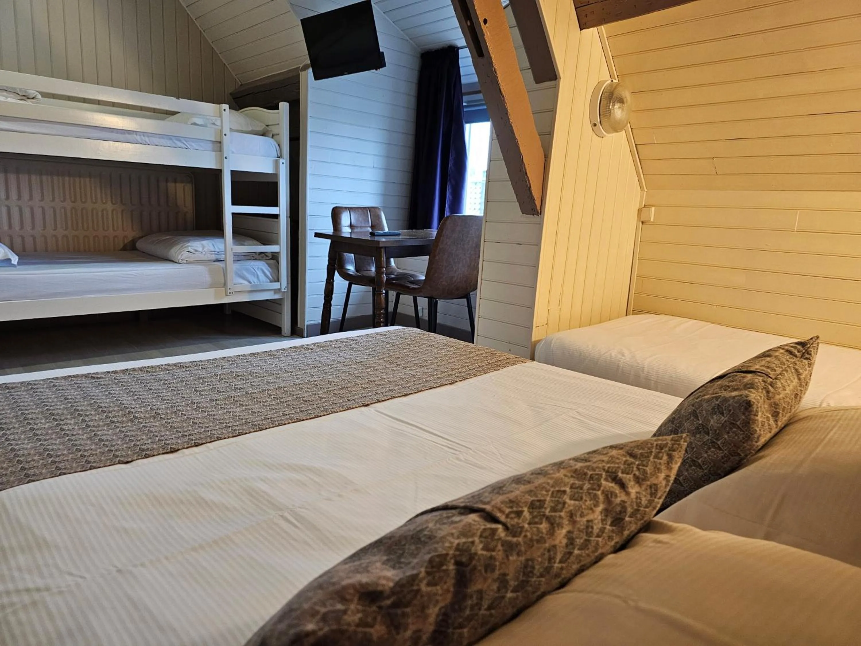 bunk bed, Bed in Escal Hôtel