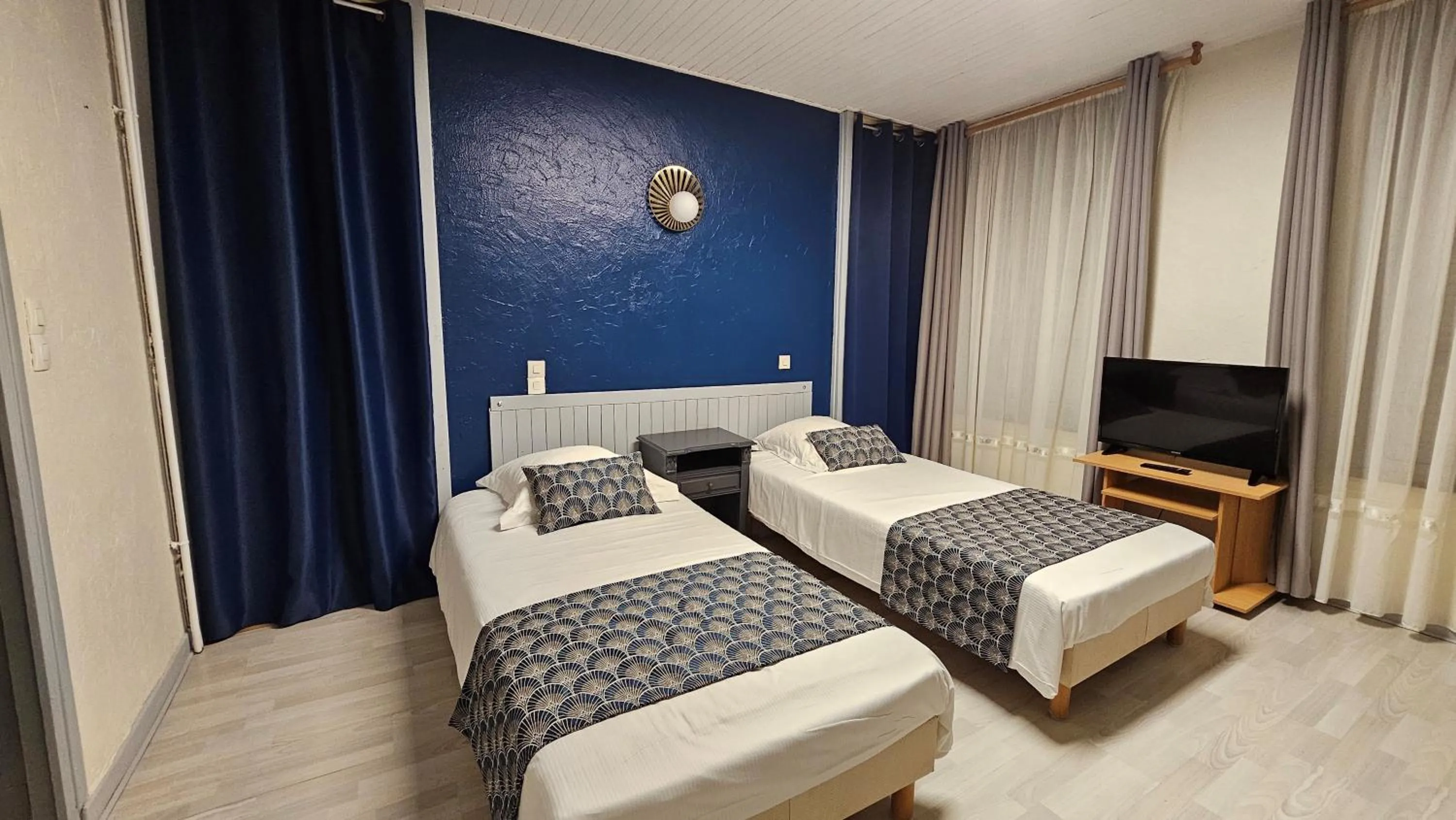 Photo of the whole room, Bed in Escal Hôtel