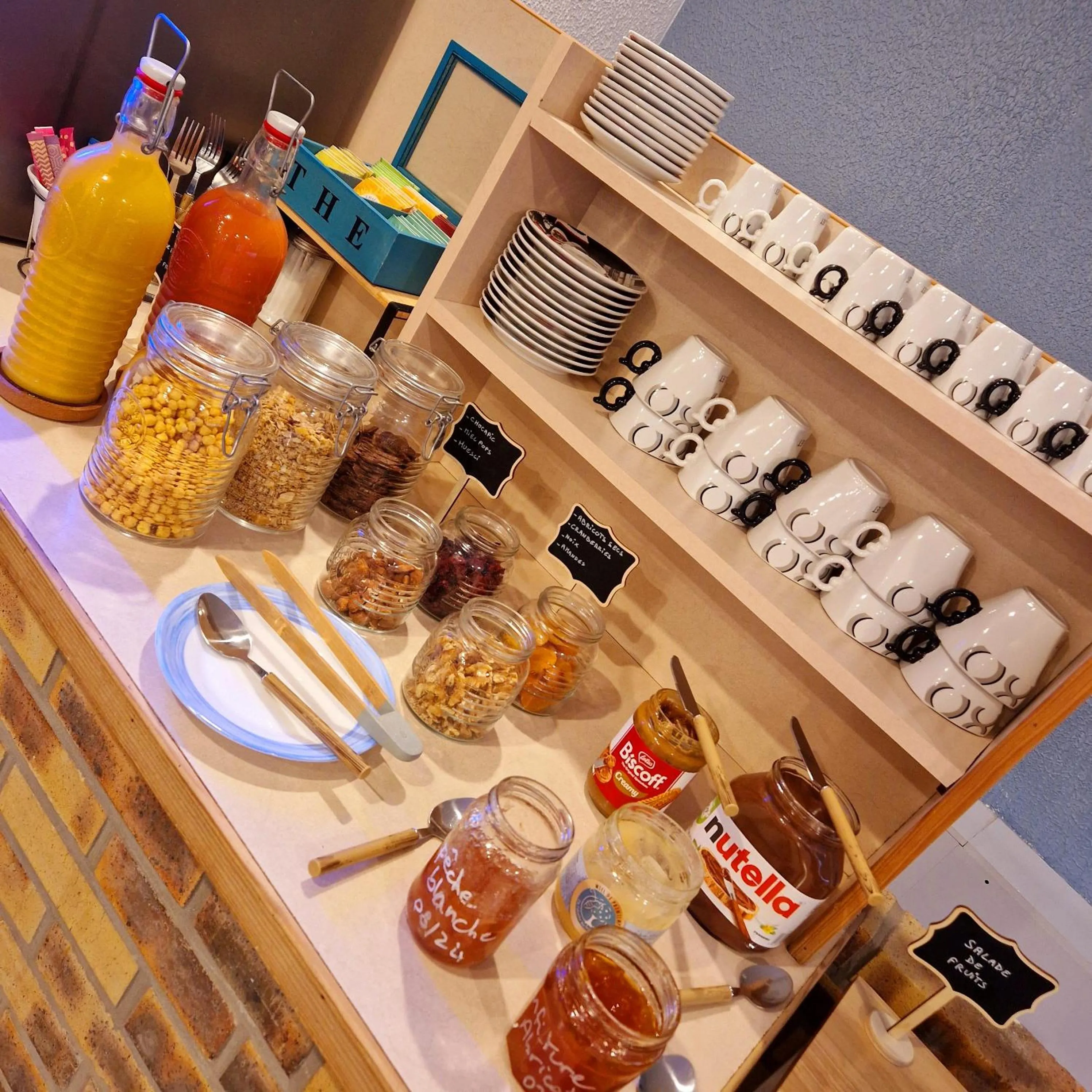 Buffet breakfast in Escal Hôtel