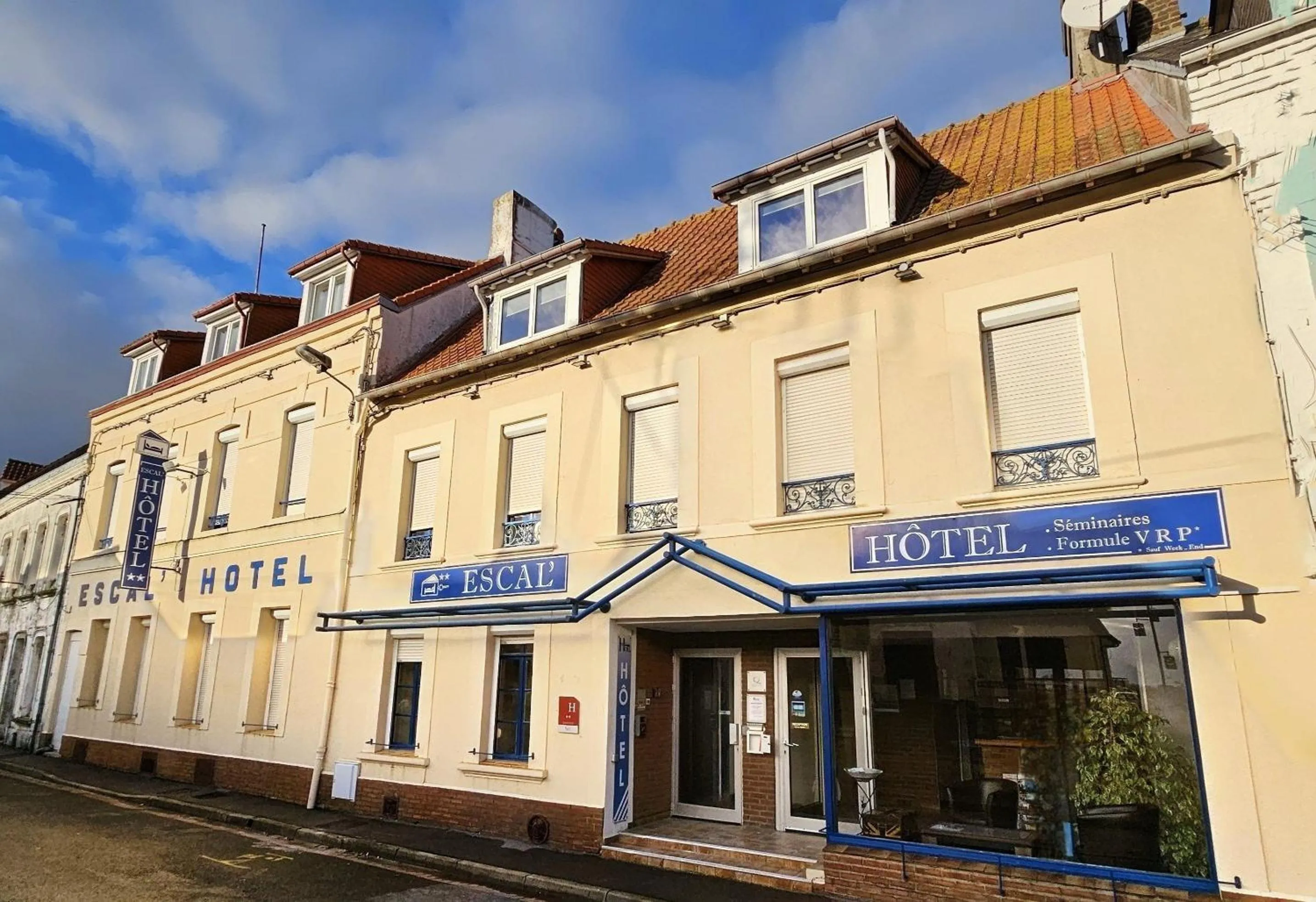 Property building in Escal Hôtel