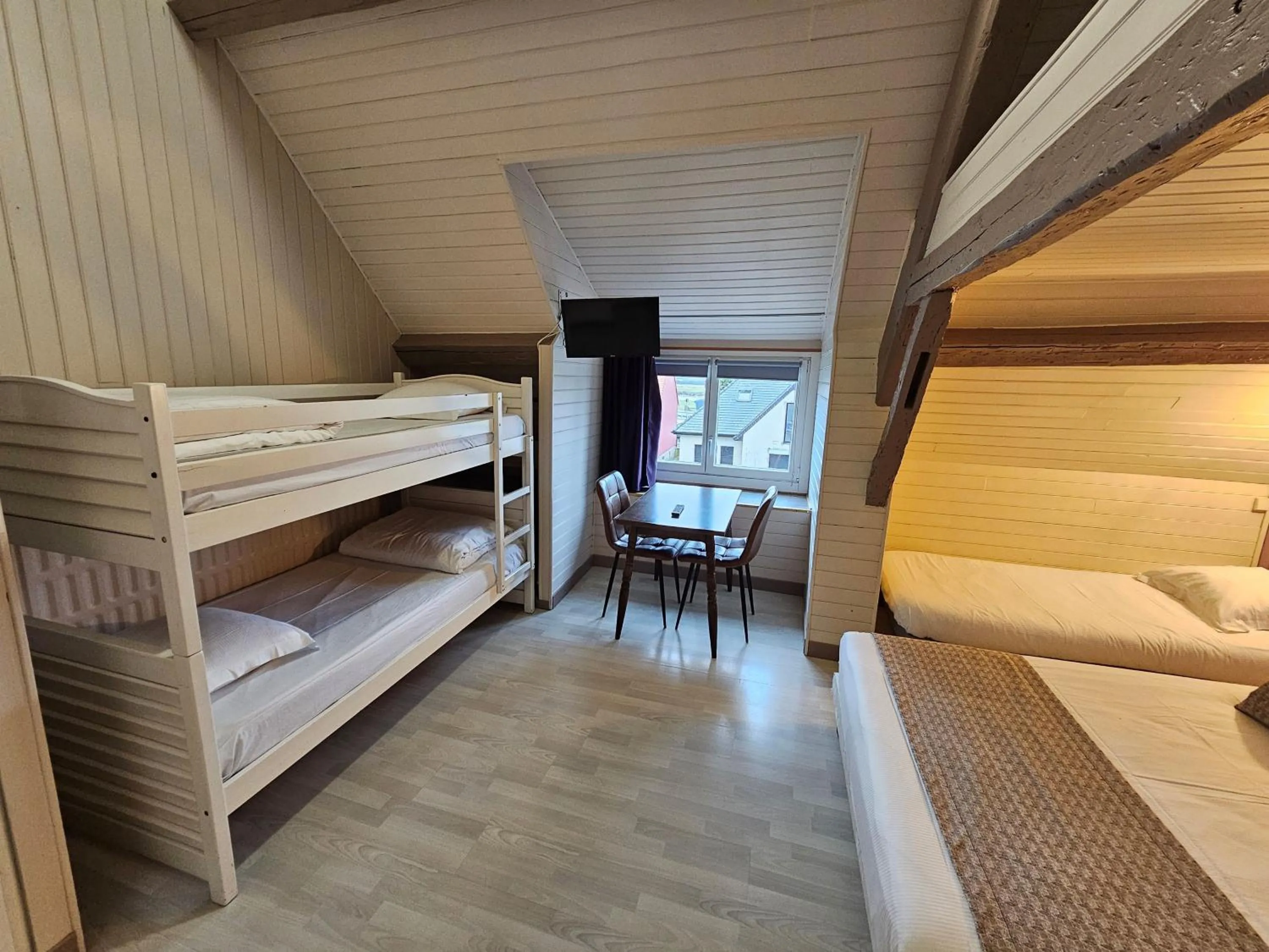 River view, Bed in Escal Hôtel