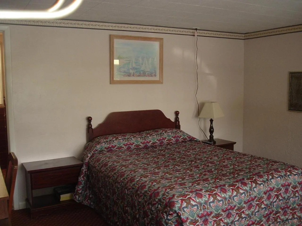 Bed in Fels Three Crown Motel
