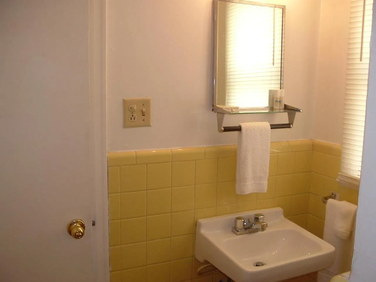 Bathroom in Fels Three Crown Motel