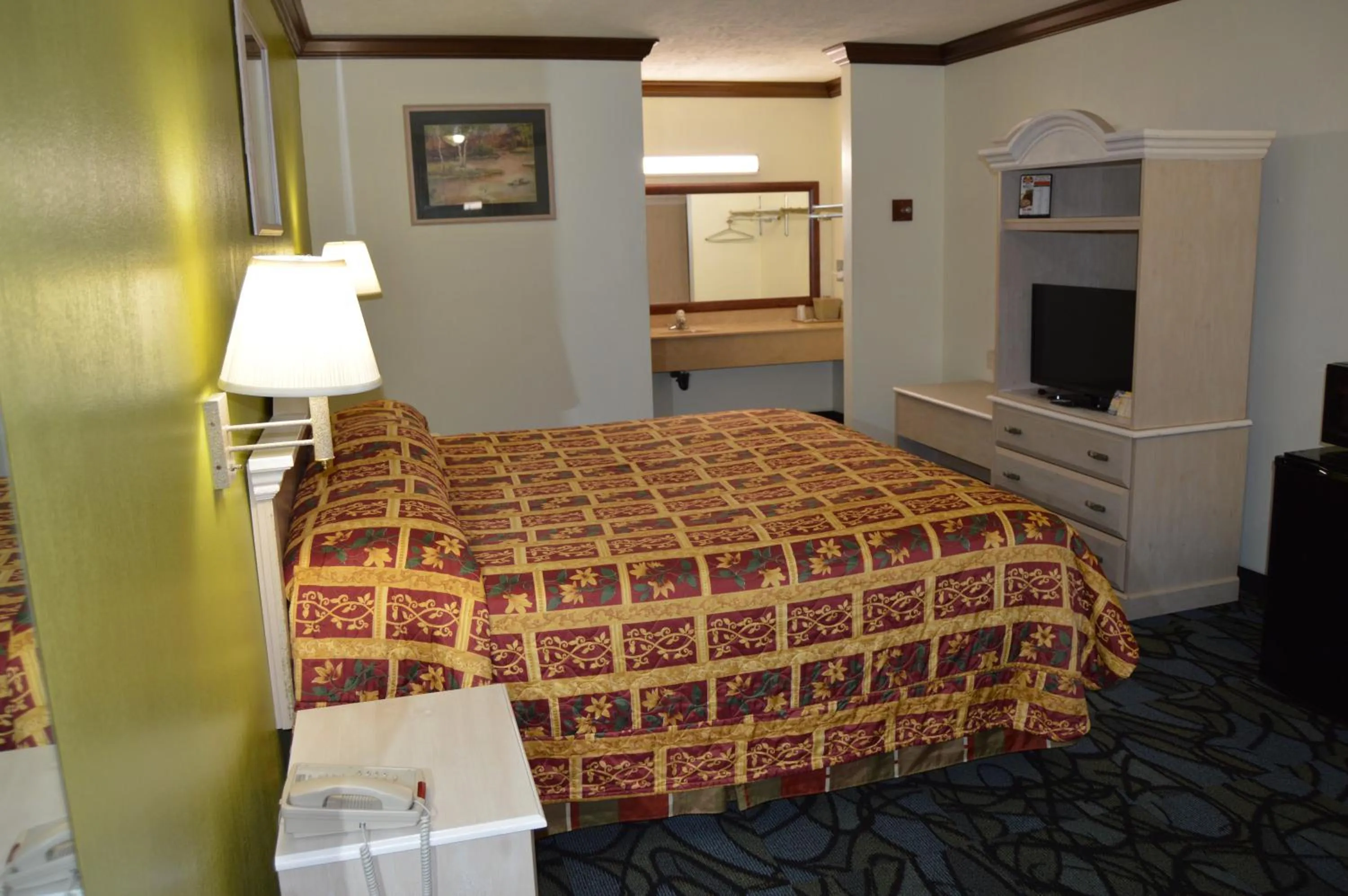 Photo of the whole room, Bed in Economy Inn Cuyahoga Falls