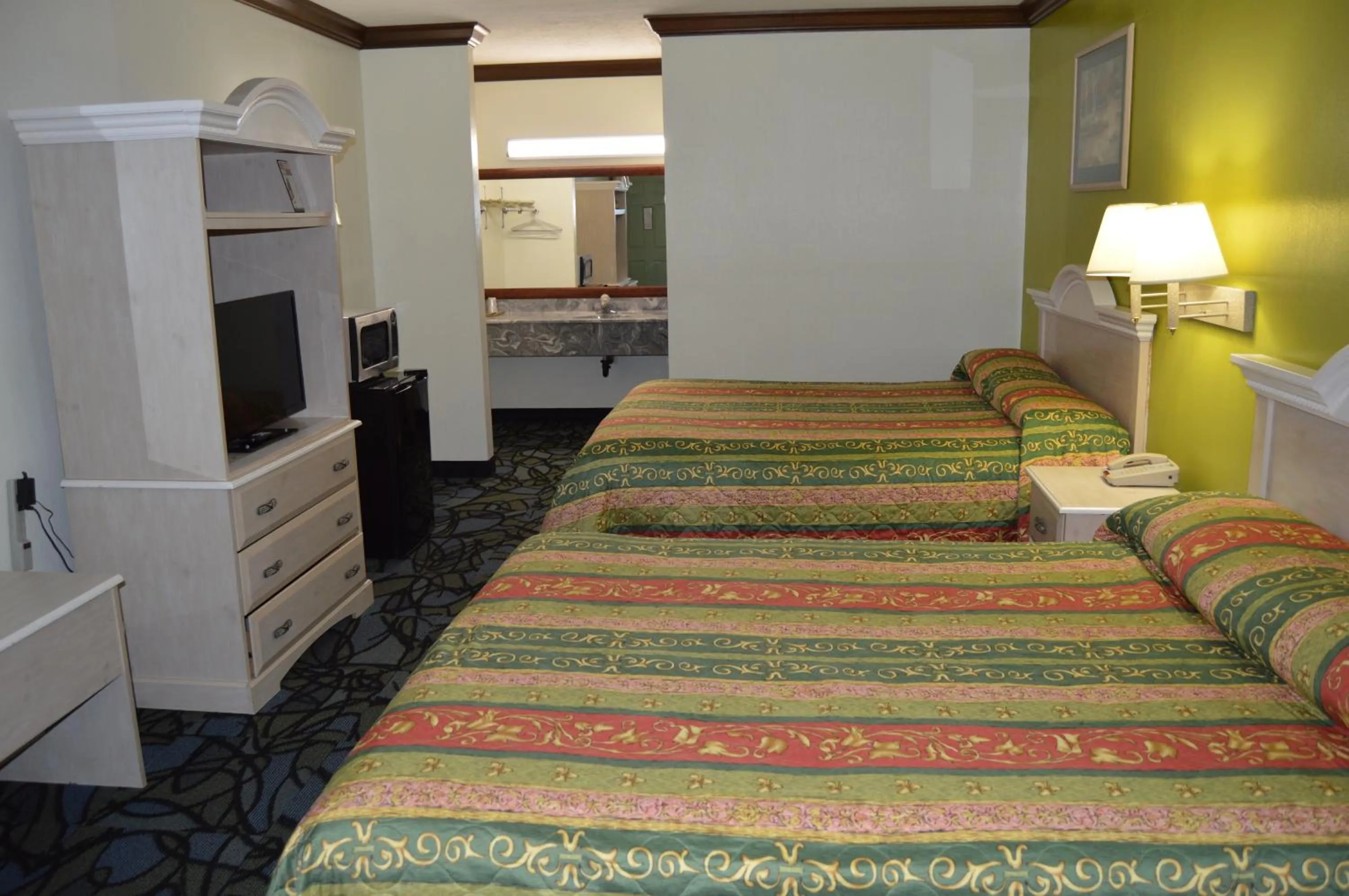 Photo of the whole room, Bed in Economy Inn Cuyahoga Falls