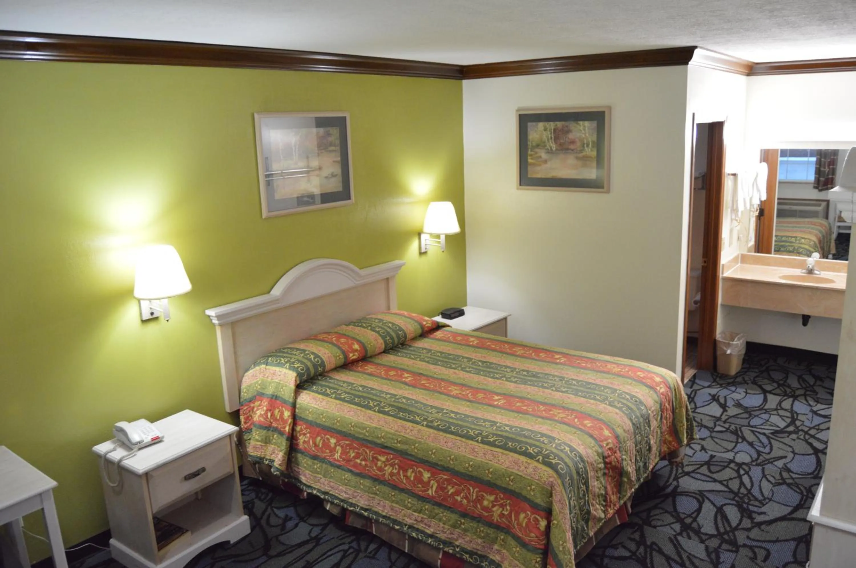 Photo of the whole room, Bed in Economy Inn Cuyahoga Falls