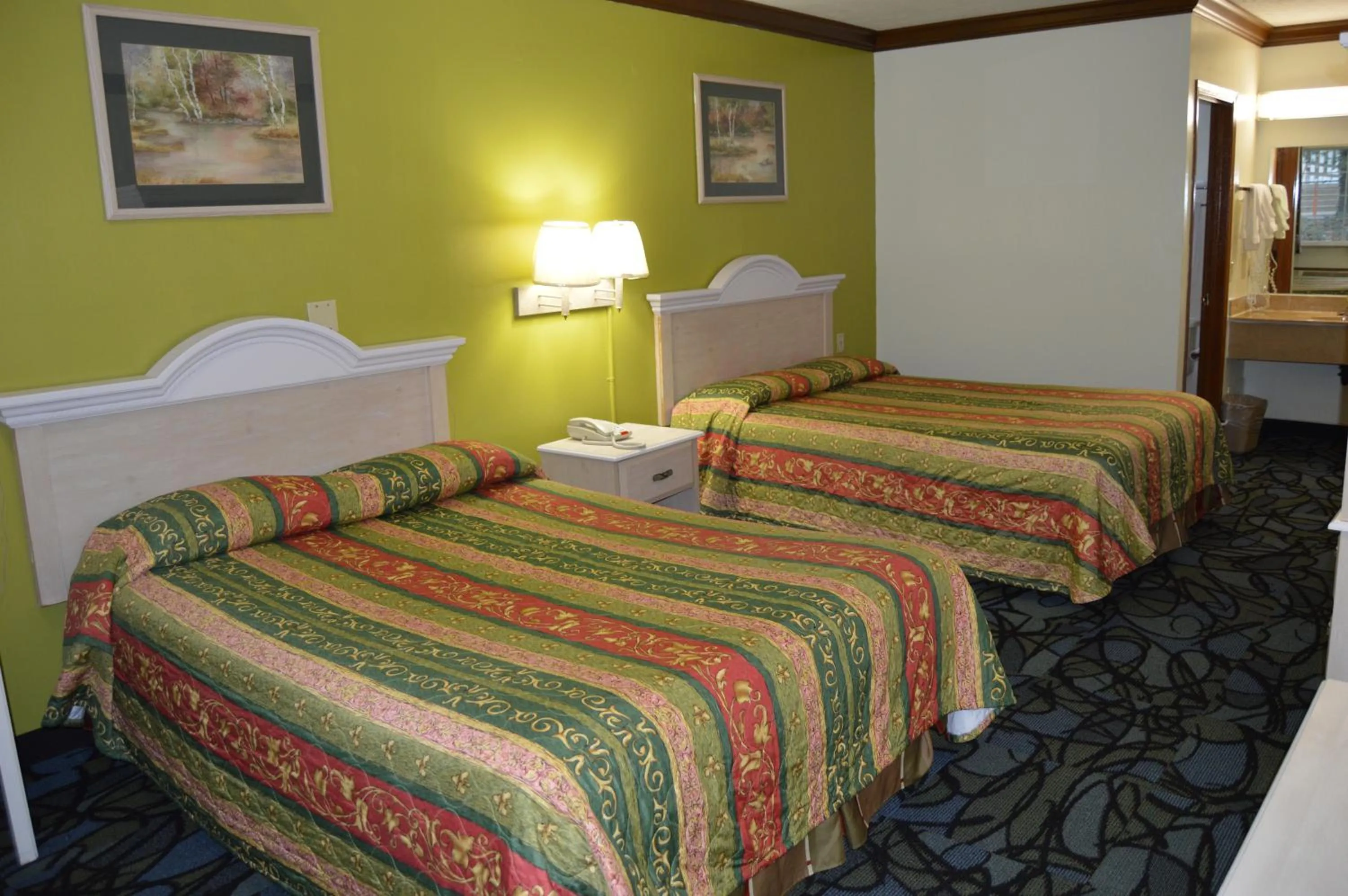 Photo of the whole room, Bed in Economy Inn Cuyahoga Falls