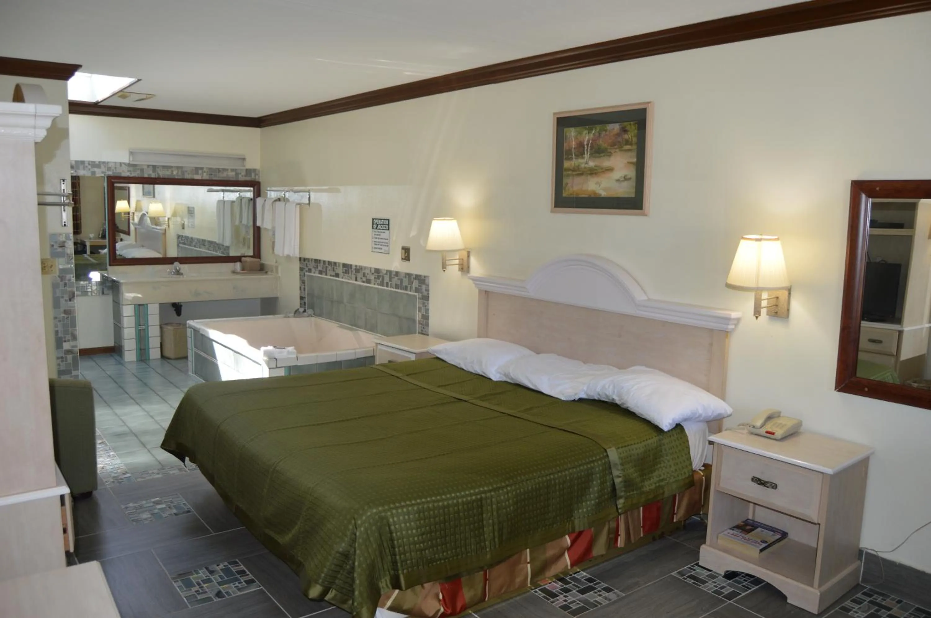 Photo of the whole room, Bed in Economy Inn Cuyahoga Falls