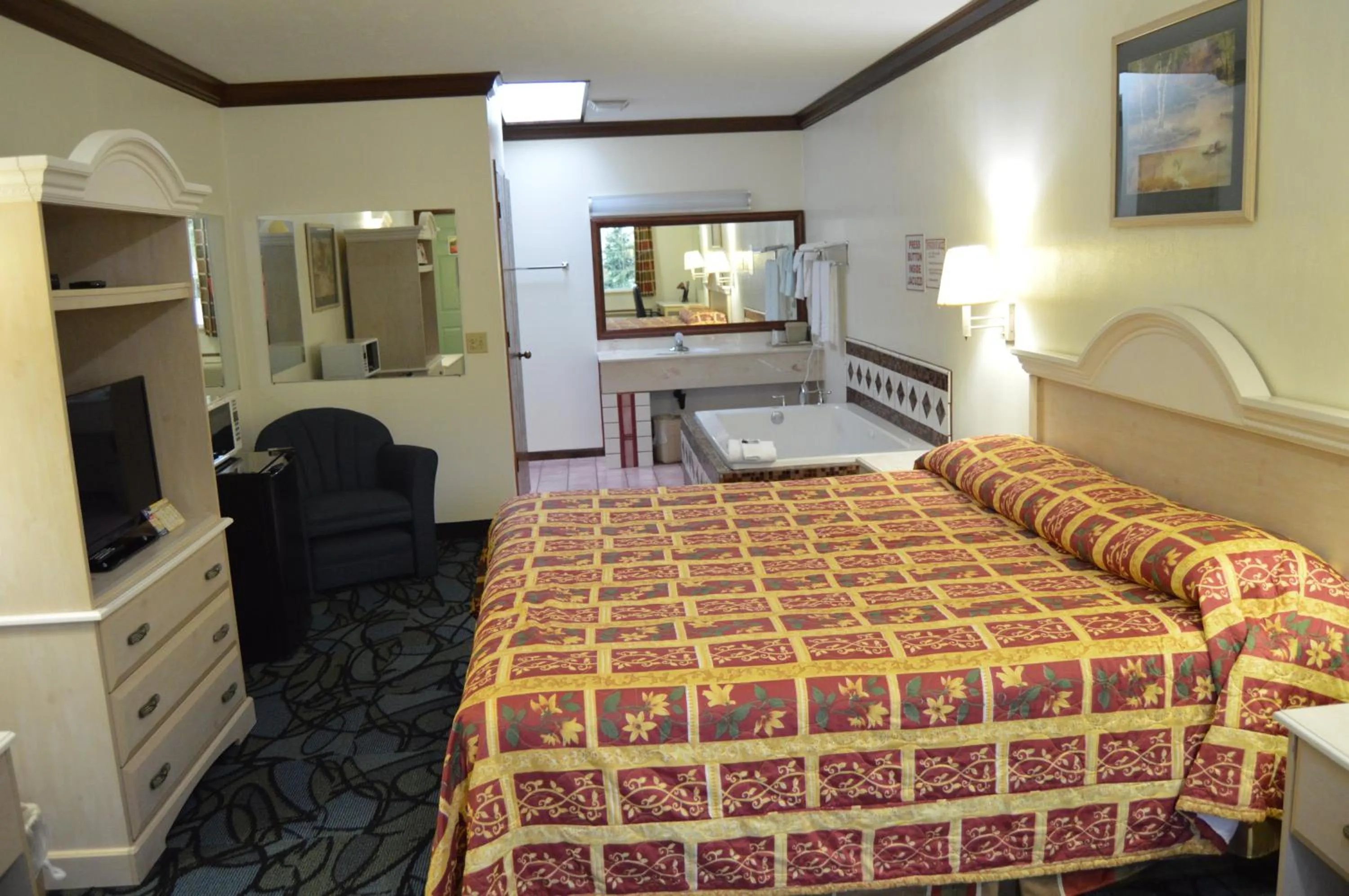 Photo of the whole room, Bed in Economy Inn Cuyahoga Falls
