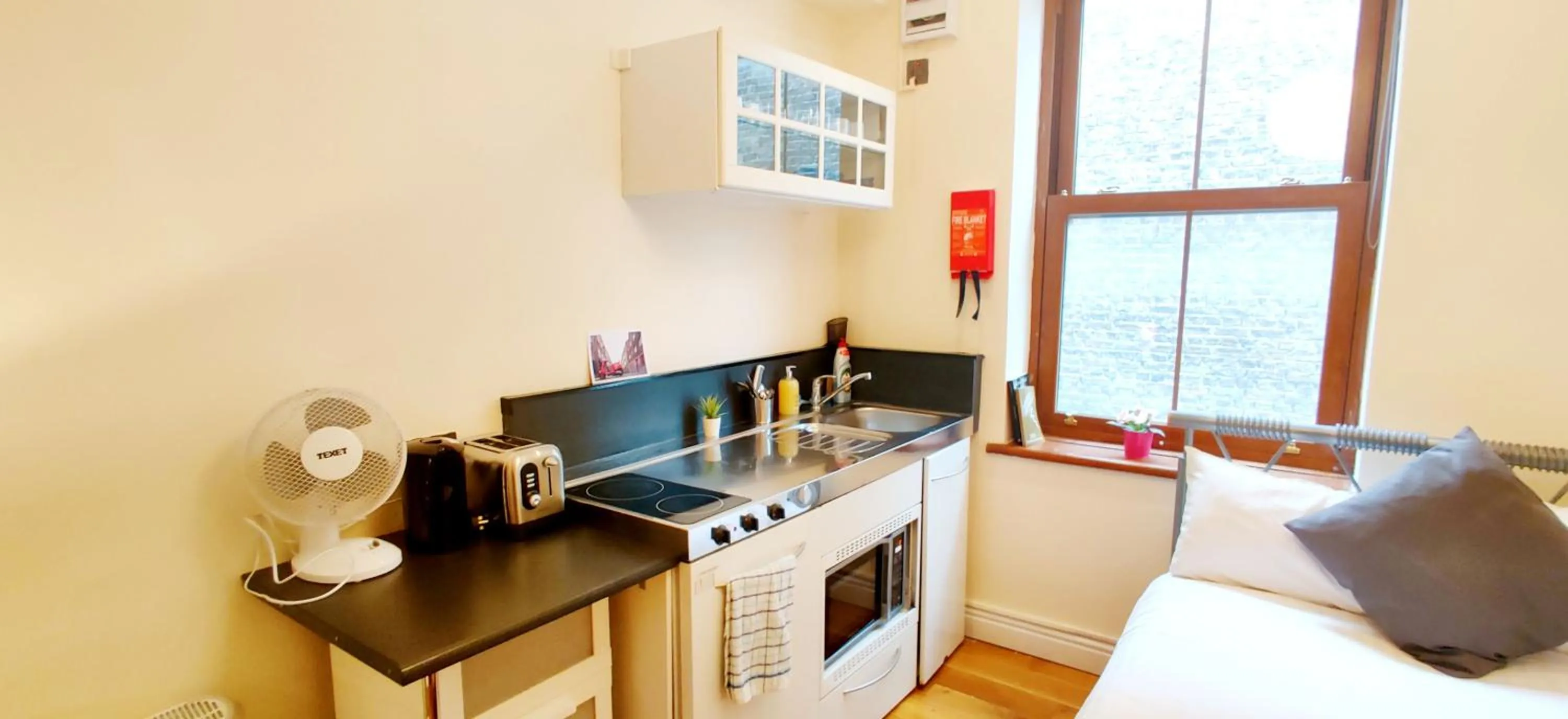 Kitchen or kitchenette in White's Row Resident
