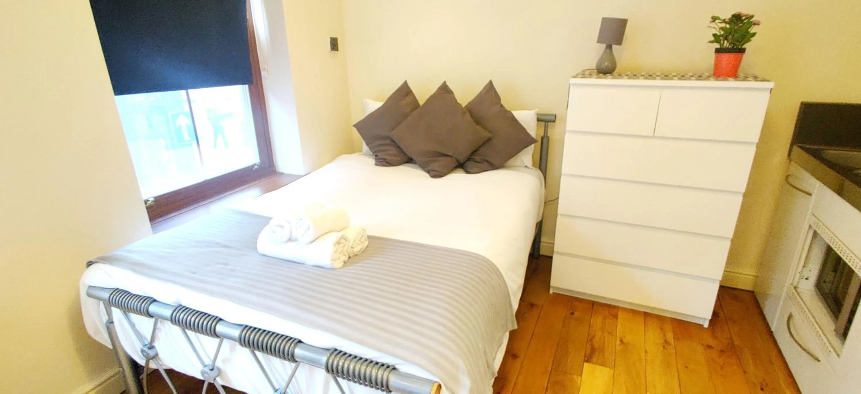 Bedroom, Bed in White's Row Resident