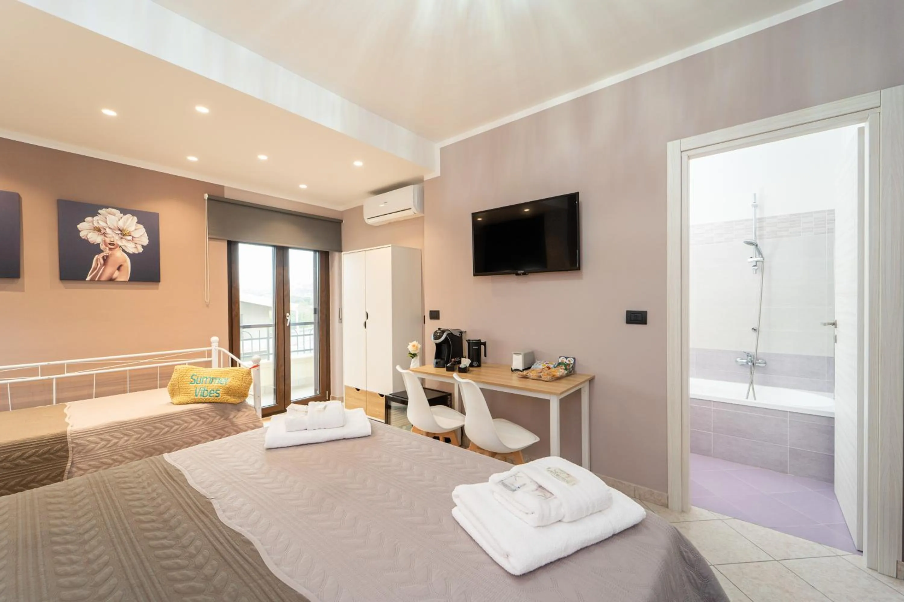 Bed in B&B Golden House & spa